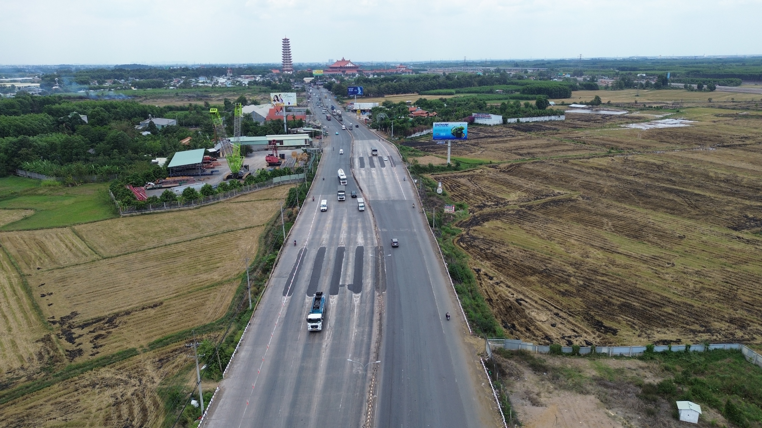 Đã tháo biển báo tốc độ 50km/h ở khu vực trạm thu phí cũ quốc lộ 51 - Ảnh 1.