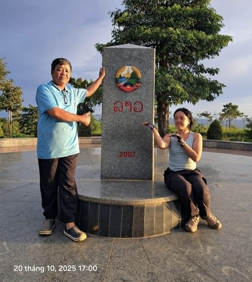 C&ocirc; g&aacute;i c&ugrave;ng cha đi phượt 6.800 km - Ảnh 3.