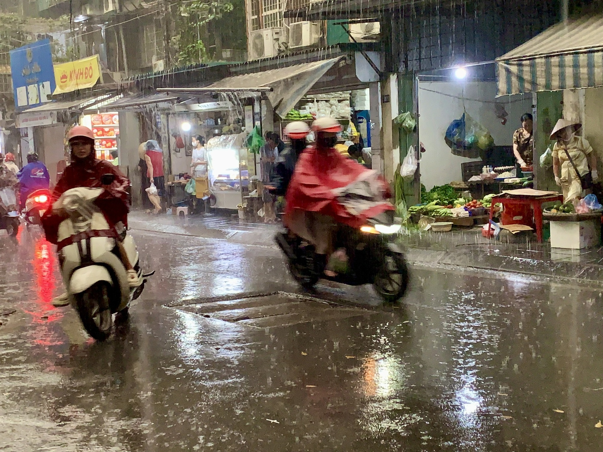 Dự báo thời tiết 11.5: Miền Bắc trời đổ mưa giông, Nam bộ nắng nóng gay gắt- Ảnh 1. Dự báo thời tiết 11.5: Miền Bắc trời đổ mưa giông, Nam bộ nắng nóng gay gắt- Ảnh 1.