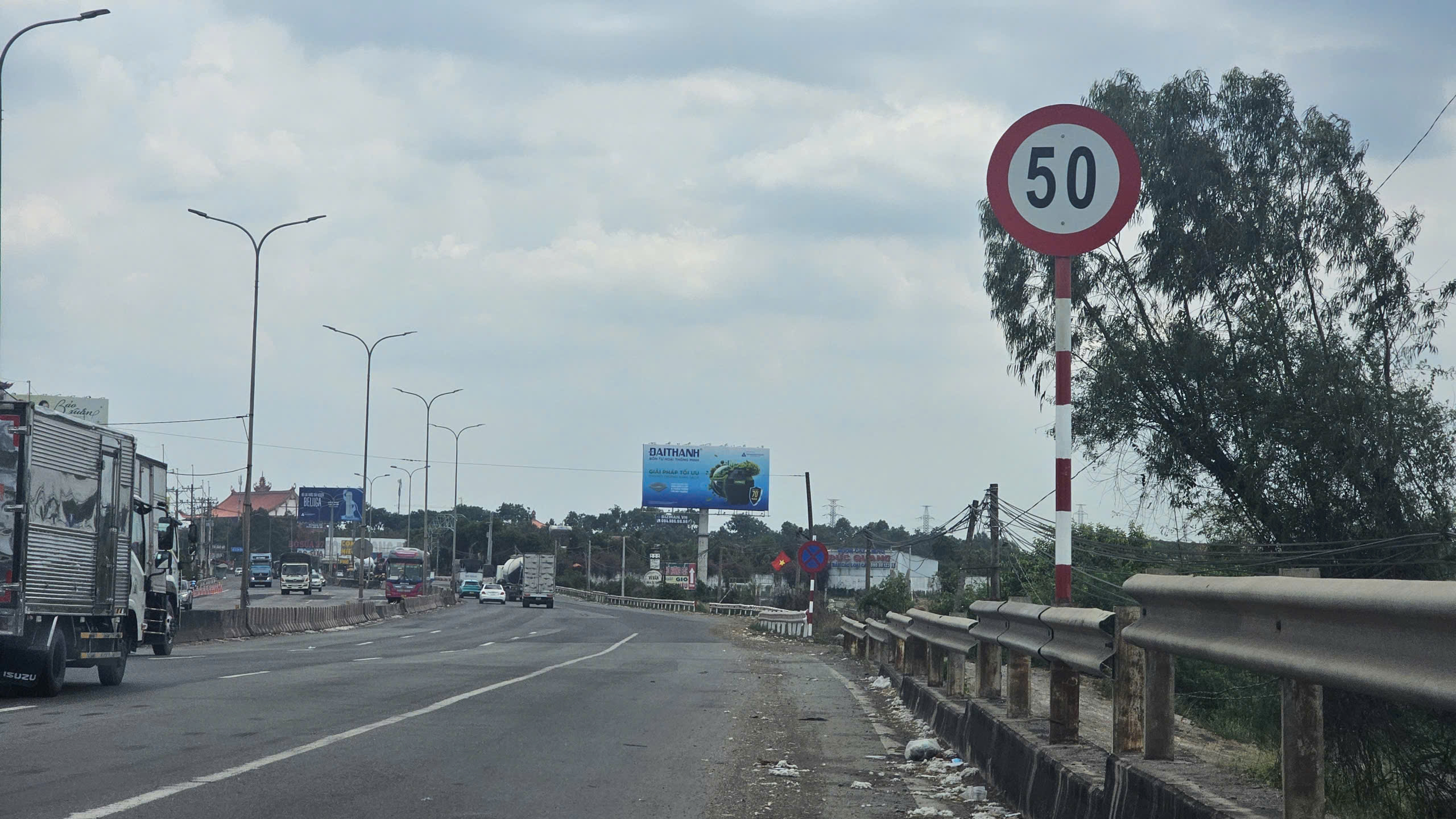 Đã tháo biển báo tốc độ 50km/h ở khu vực trạm thu phí cũ quốc lộ 51 - Ảnh 2.
