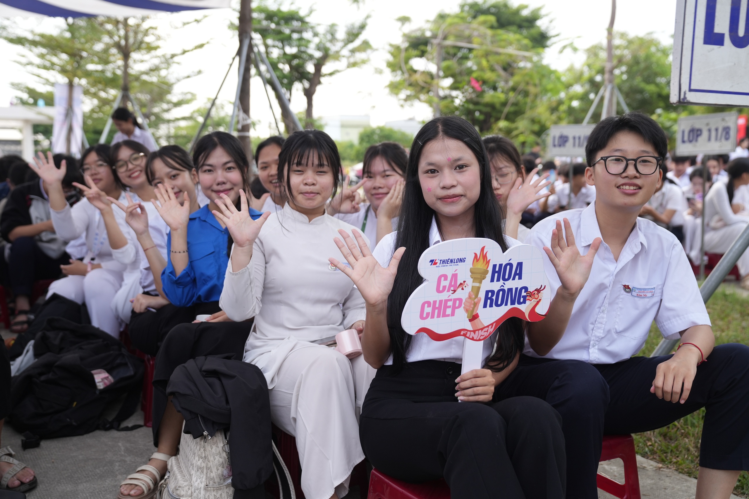 School Tour Tiếp sức m&ugrave;a thi: Gi&uacute;p học sinh giải tỏa &aacute;p lực thi cử - Ảnh 1.