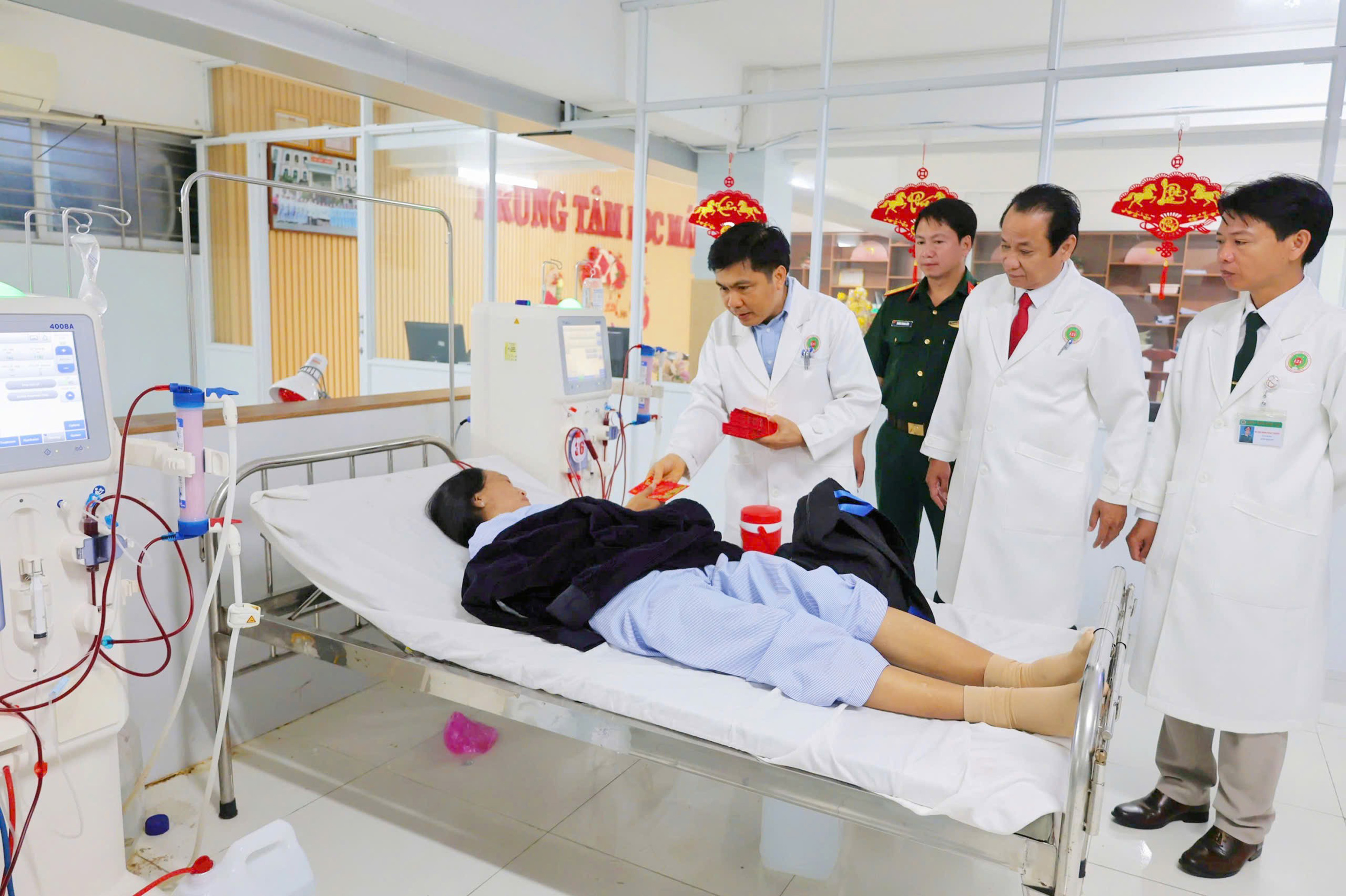 Nghĩa tình nơi Bệnh viện Quân y 121 - Ảnh 2.