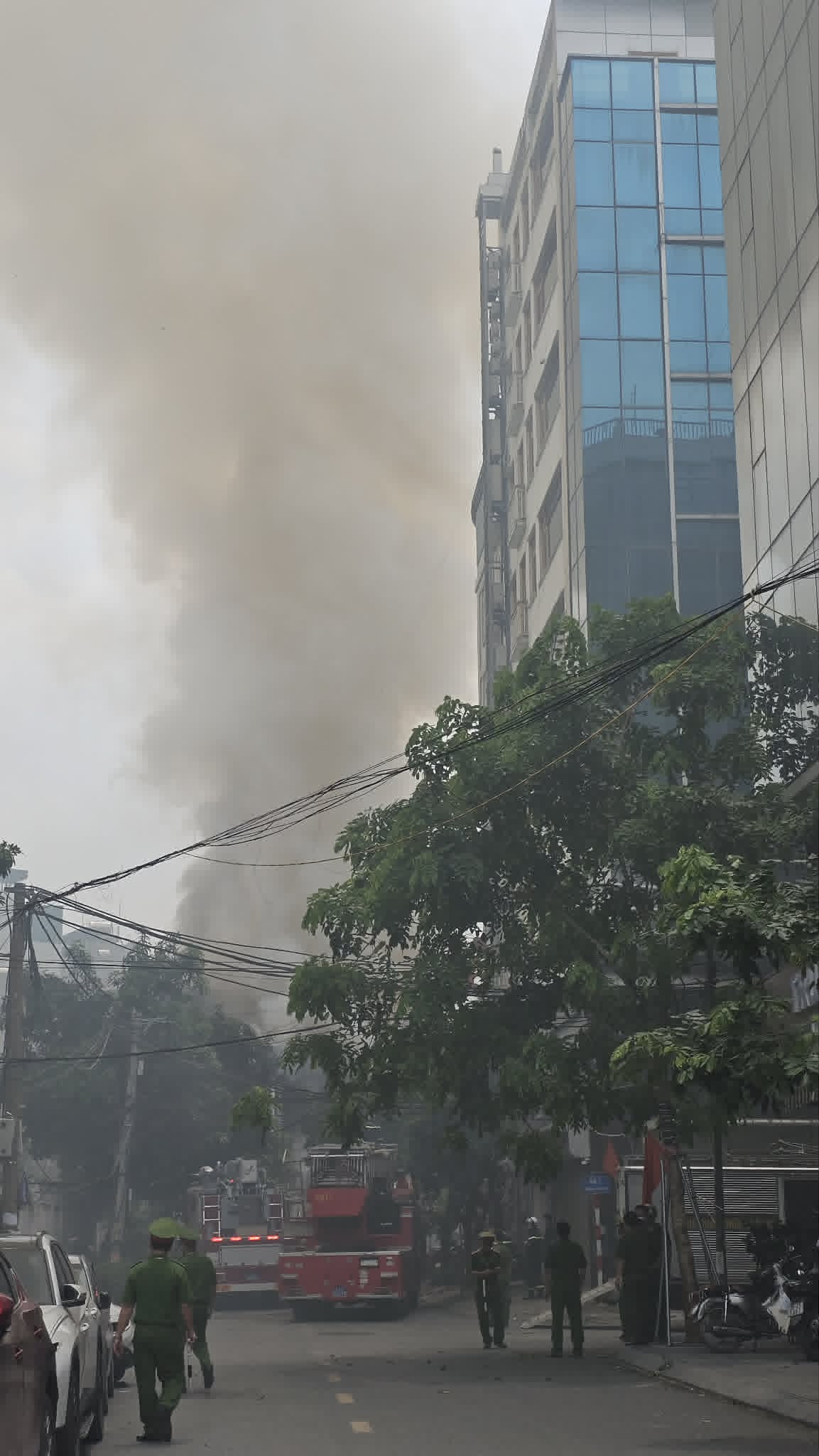Cháy nhà hàng ở Hà Nội, hơn 10 xe chữa cháy tới hiện trường- Ảnh 5.