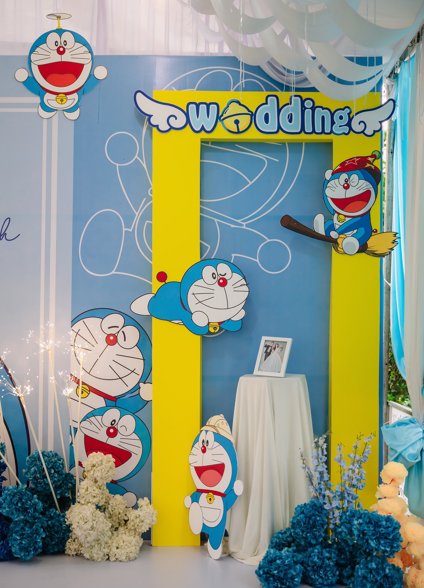 C&ocirc; d&acirc;u trang tr&iacute; lễ đ&iacute;nh h&ocirc;n phong c&aacute;ch Doraemon g&acirc;y ch&uacute; &yacute; v&igrave; qu&aacute; dễ thương- Ảnh 2.