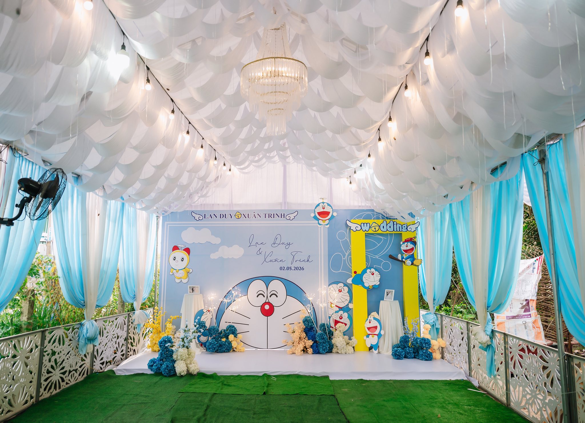 C&ocirc; d&acirc;u trang tr&iacute; lễ đ&iacute;nh h&ocirc;n phong c&aacute;ch Doraemon g&acirc;y ch&uacute; &yacute; v&igrave; qu&aacute; dễ thương- Ảnh 5.