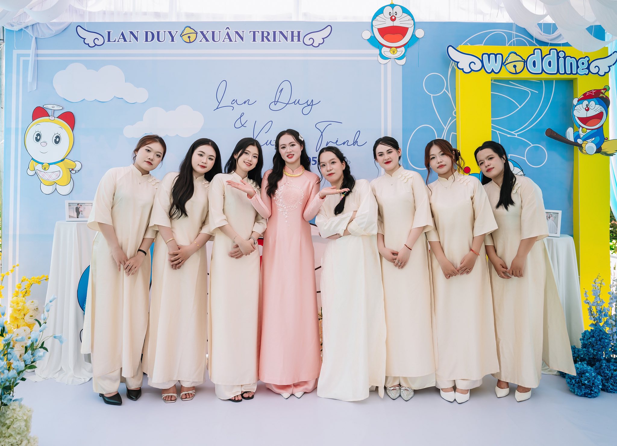 C&ocirc; d&acirc;u trang tr&iacute; lễ đ&iacute;nh h&ocirc;n phong c&aacute;ch Doraemon g&acirc;y ch&uacute; &yacute; v&igrave; qu&aacute; dễ thương- Ảnh 7.