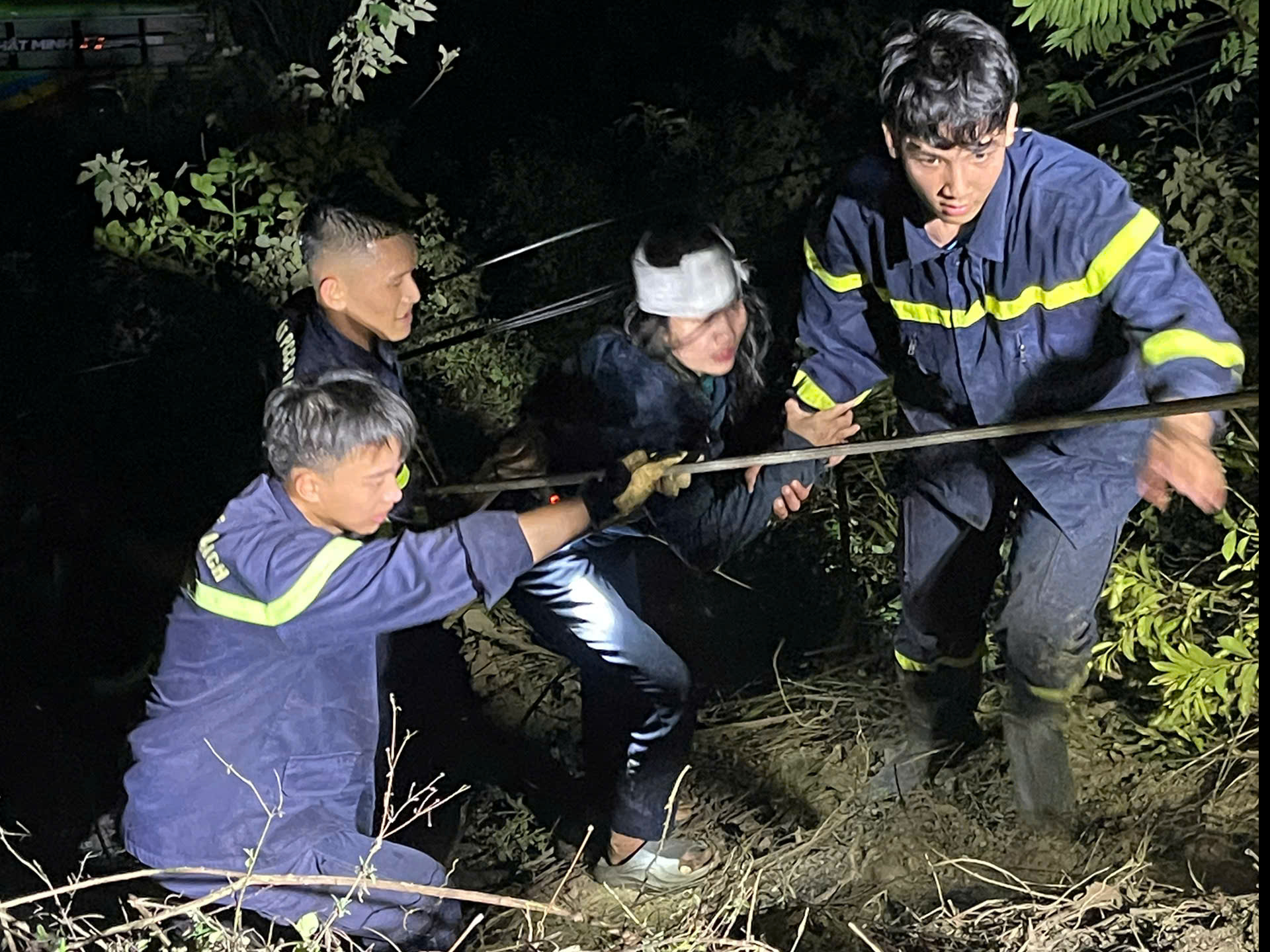Xe khách rơi xuống đèo An Khê trong đêm, 12 người thương vong - Ảnh 1.