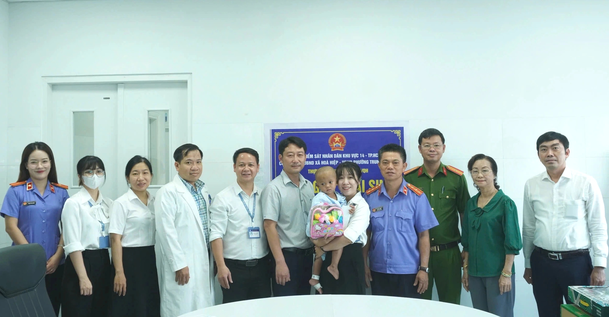 Trao giấy khai sinh cho bé trai 2 tuổi bị bạo hành dã man ở TP.HCM - Ảnh 1.
