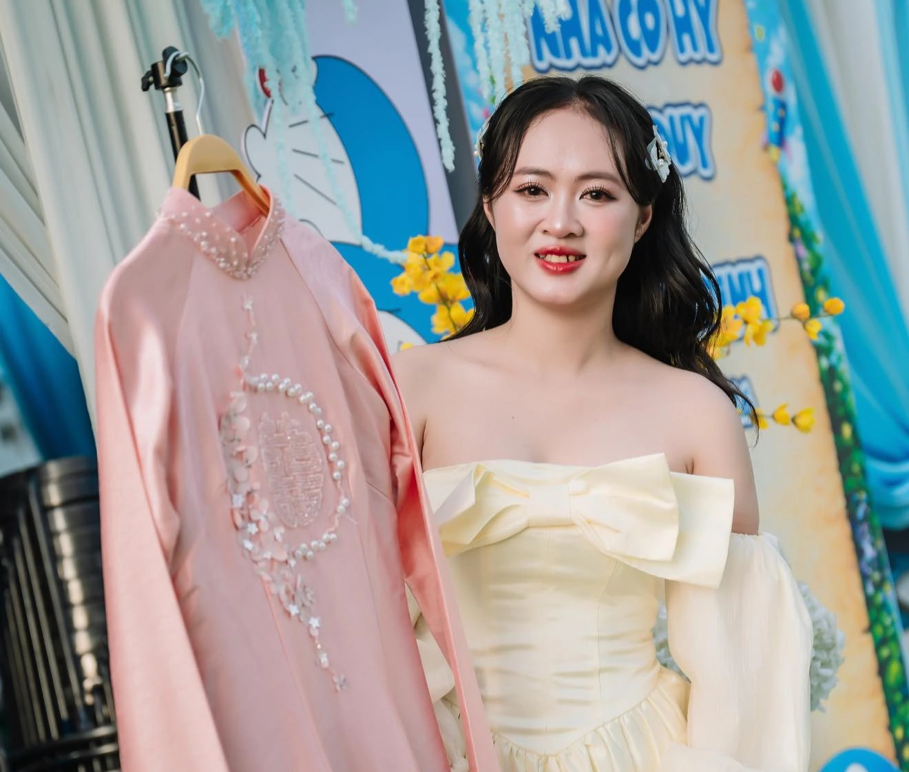 C&ocirc; d&acirc;u trang tr&iacute; lễ đ&iacute;nh h&ocirc;n phong c&aacute;ch Doraemon g&acirc;y ch&uacute; &yacute; v&igrave; qu&aacute; dễ thương- Ảnh 8.