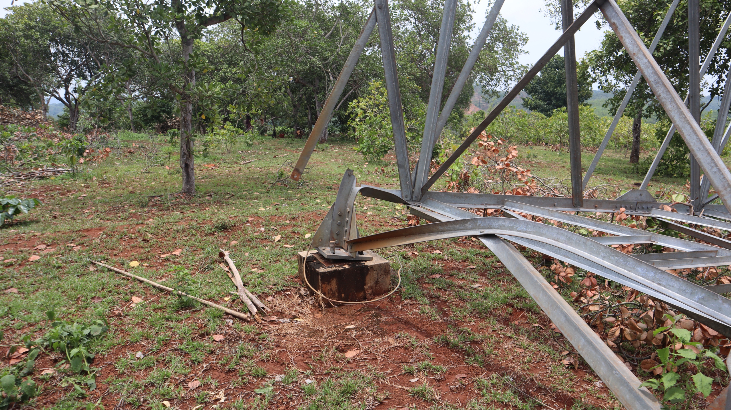 Đồng Nai: Trụ điện 110kV không có đai ốc ngã đổ gây bất an- Ảnh 6. Đồng Nai: Trụ điện 110kV không có đai ốc ngã đổ gây bất an- Ảnh 6.
