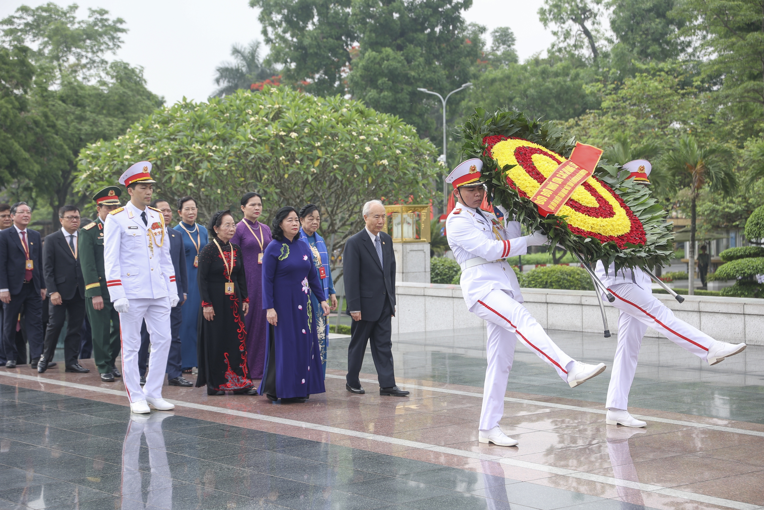 Đo&agrave;n đại biểu dự Đại hội MTTQ lần thứ XI v&agrave;o Lăng viếng Chủ tịch Hồ Ch&iacute; Minh- Ảnh 6.