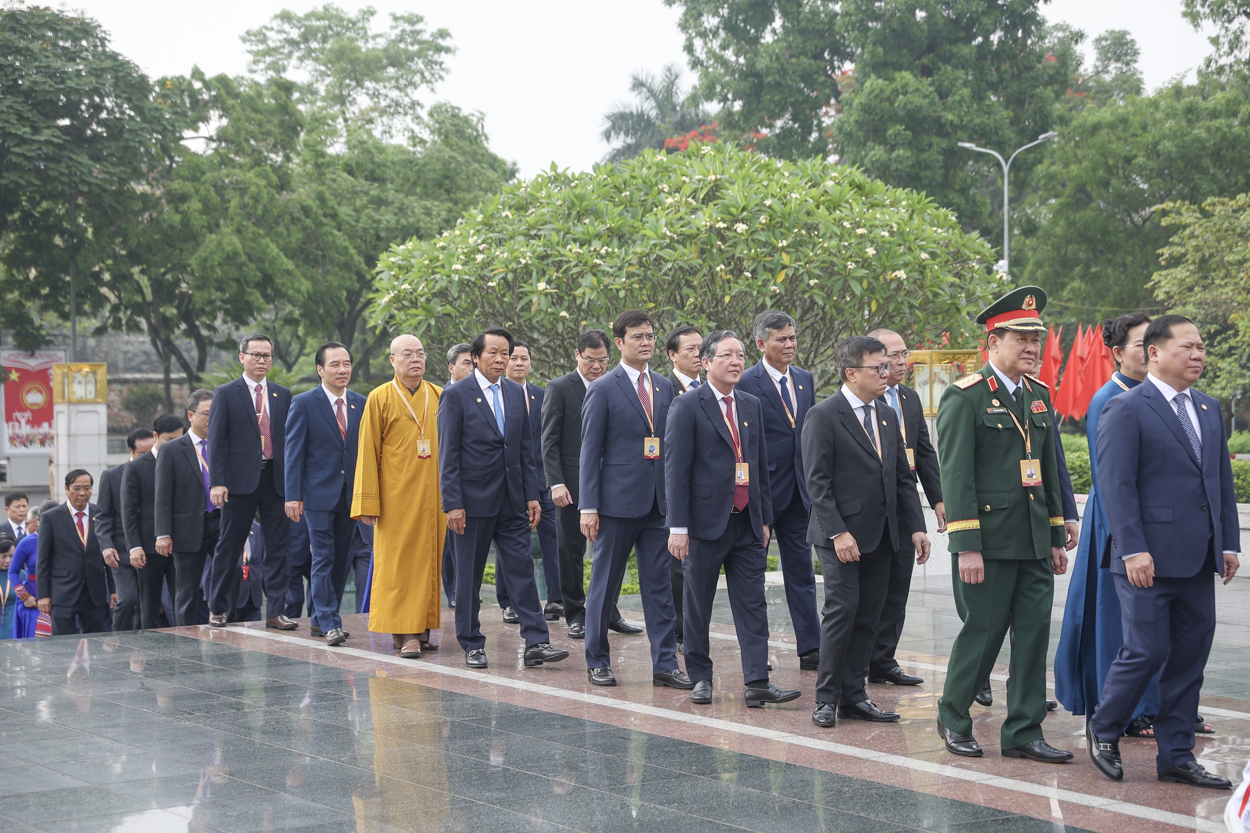 Đo&agrave;n đại biểu dự Đại hội MTTQ lần thứ XI v&agrave;o Lăng viếng Chủ tịch Hồ Ch&iacute; Minh- Ảnh 7.