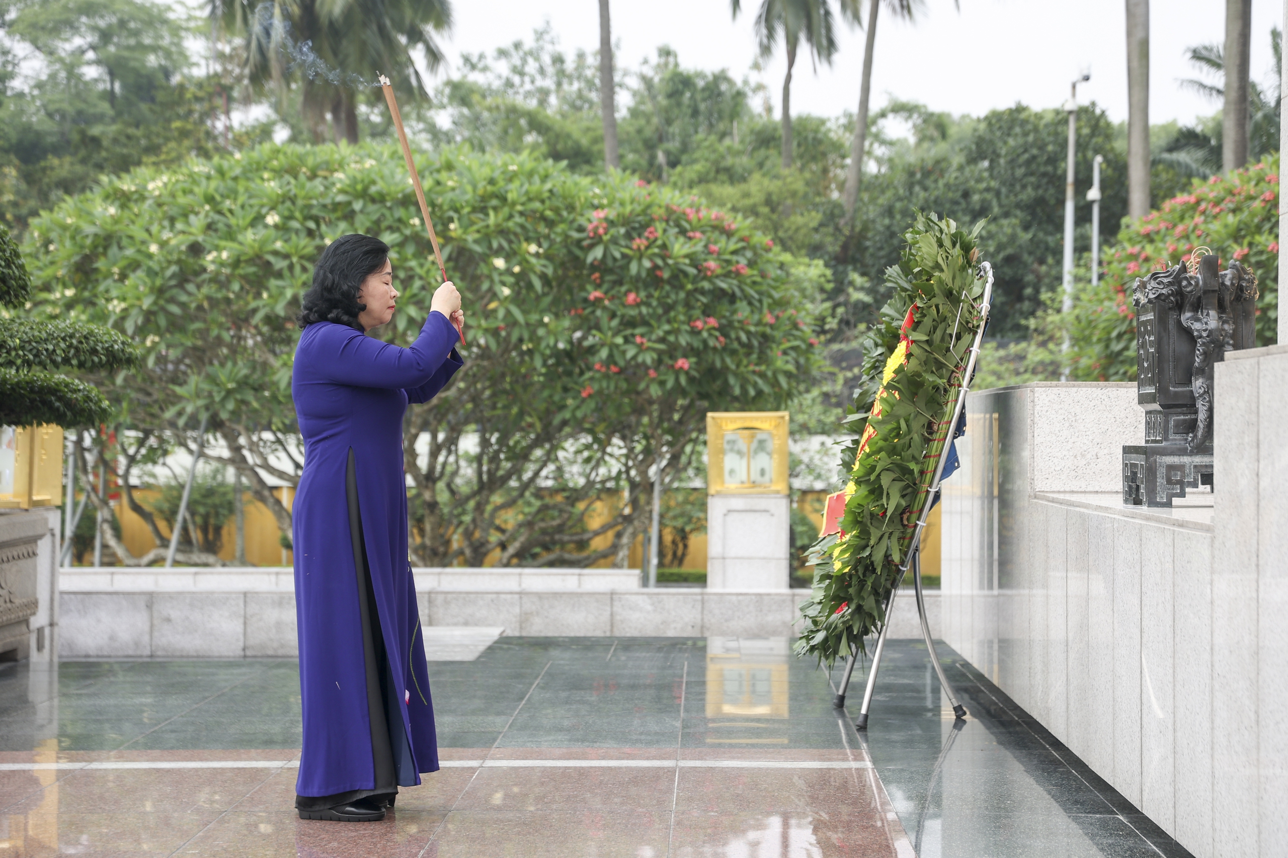 Đo&agrave;n đại biểu dự Đại hội MTTQ lần thứ XI v&agrave;o Lăng viếng Chủ tịch Hồ Ch&iacute; Minh- Ảnh 8.