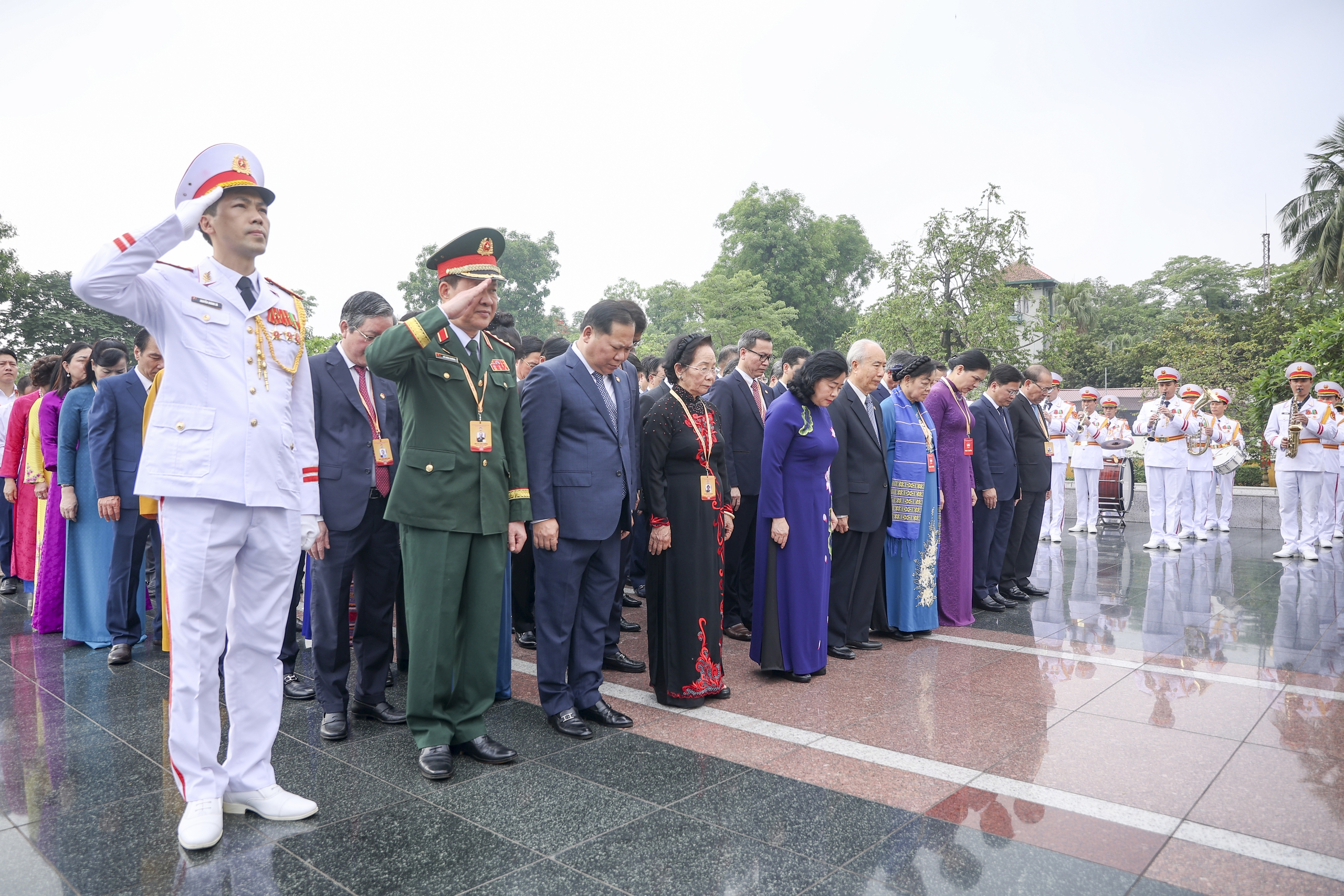Đo&agrave;n đại biểu dự Đại hội MTTQ lần thứ XI v&agrave;o Lăng viếng Chủ tịch Hồ Ch&iacute; Minh- Ảnh 9.