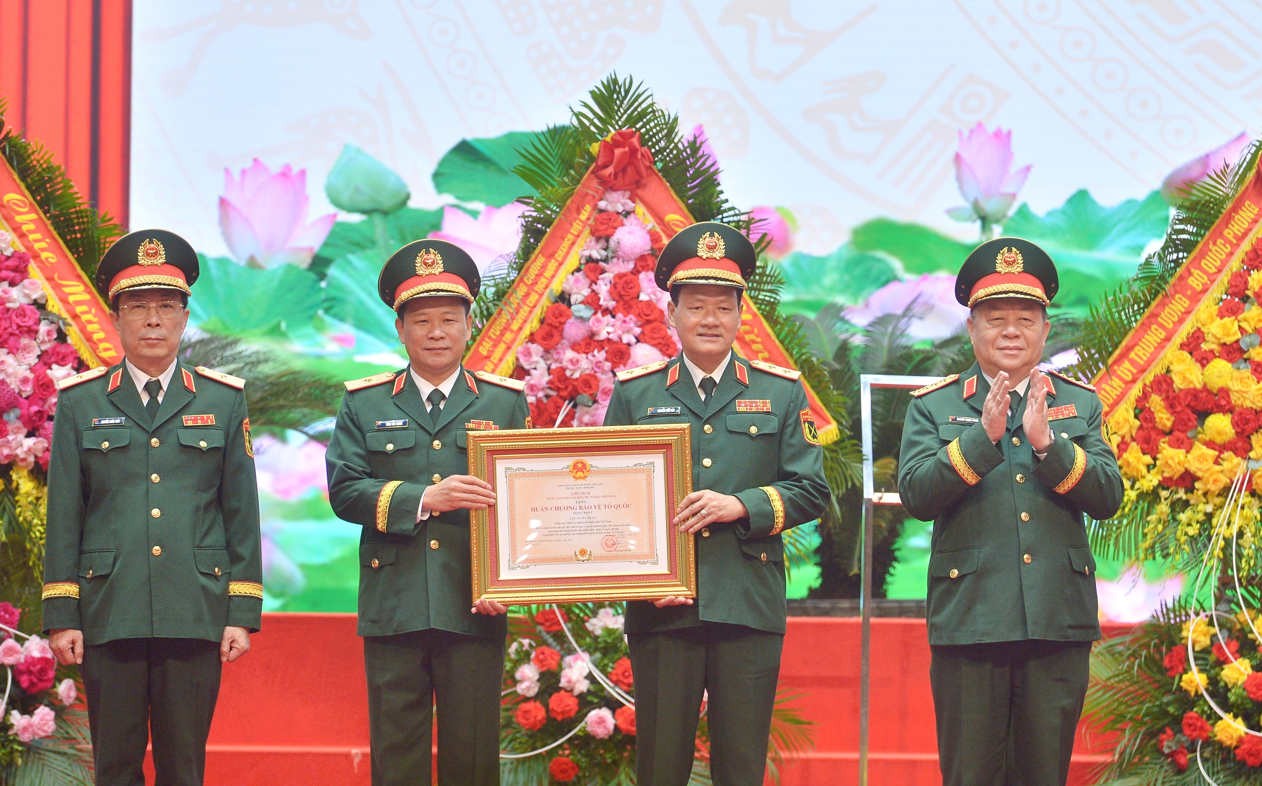 Đại tướng Nguyễn Trọng Nghĩa trao Hu&acirc;n chương Bảo vệ tổ quốc hạng nhất tặng Cục Tuy&ecirc;n huấn- Ảnh 1.