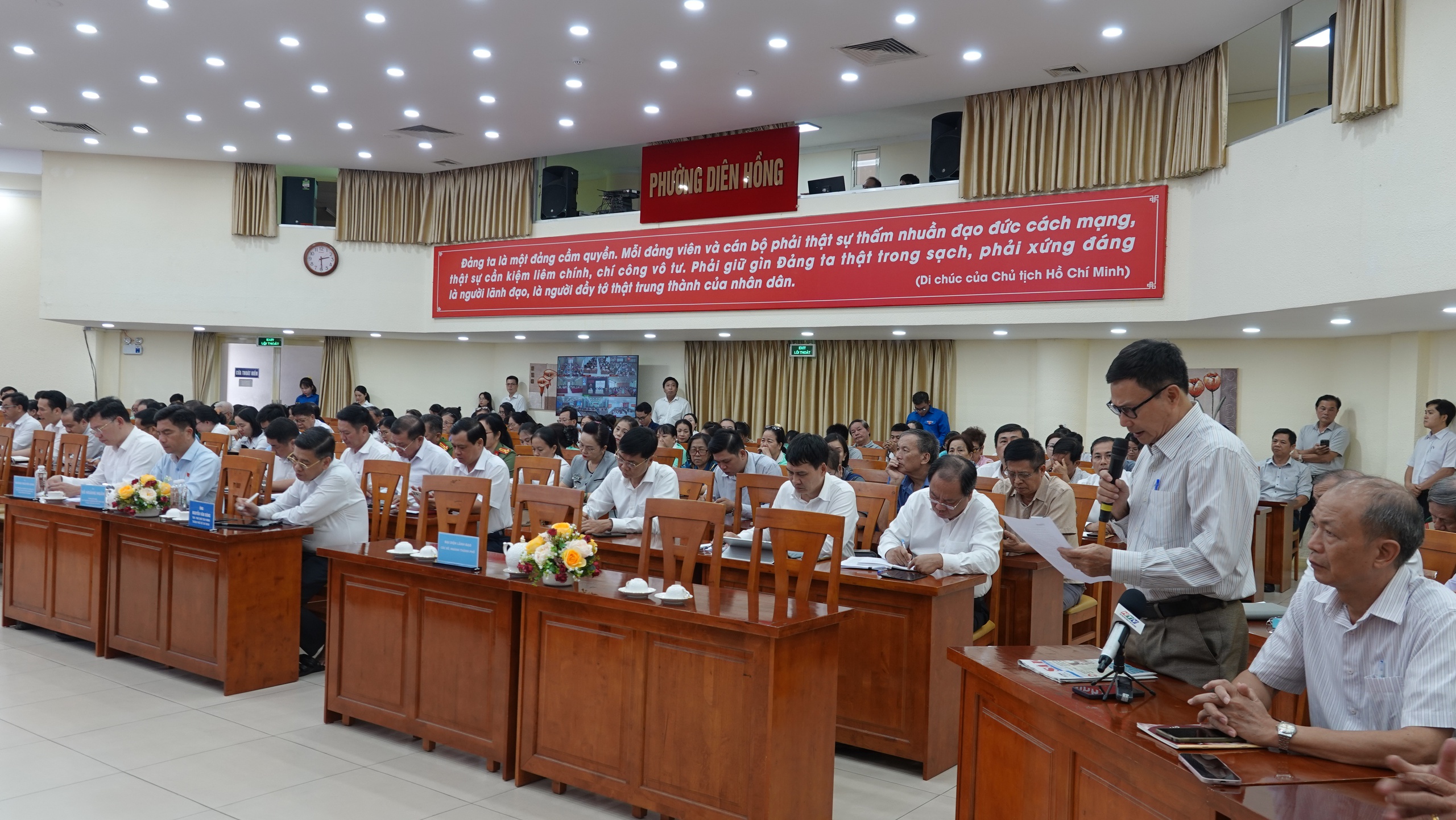 Bí thư Trần Lưu Quang: 'Cấm đỗ xe rồi người dân sẽ đỗ ở đâu?' - Ảnh 2.