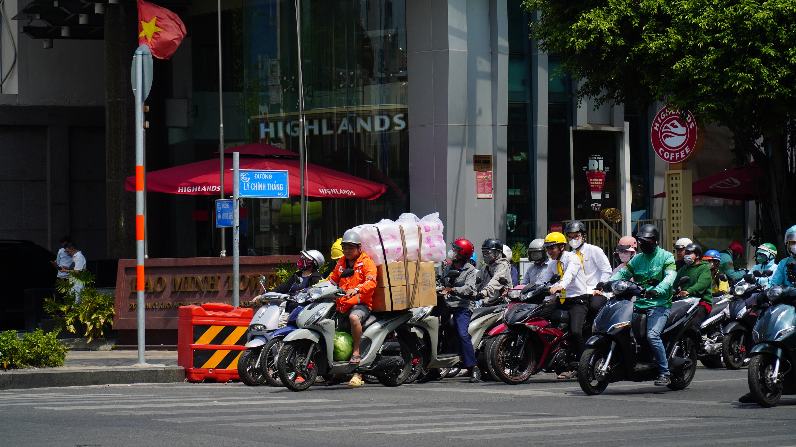 TP.HCM nắng nóng gay gắt trở lại, người dân mong nếu có mưa thì hãy mưa đều - Ảnh 2.