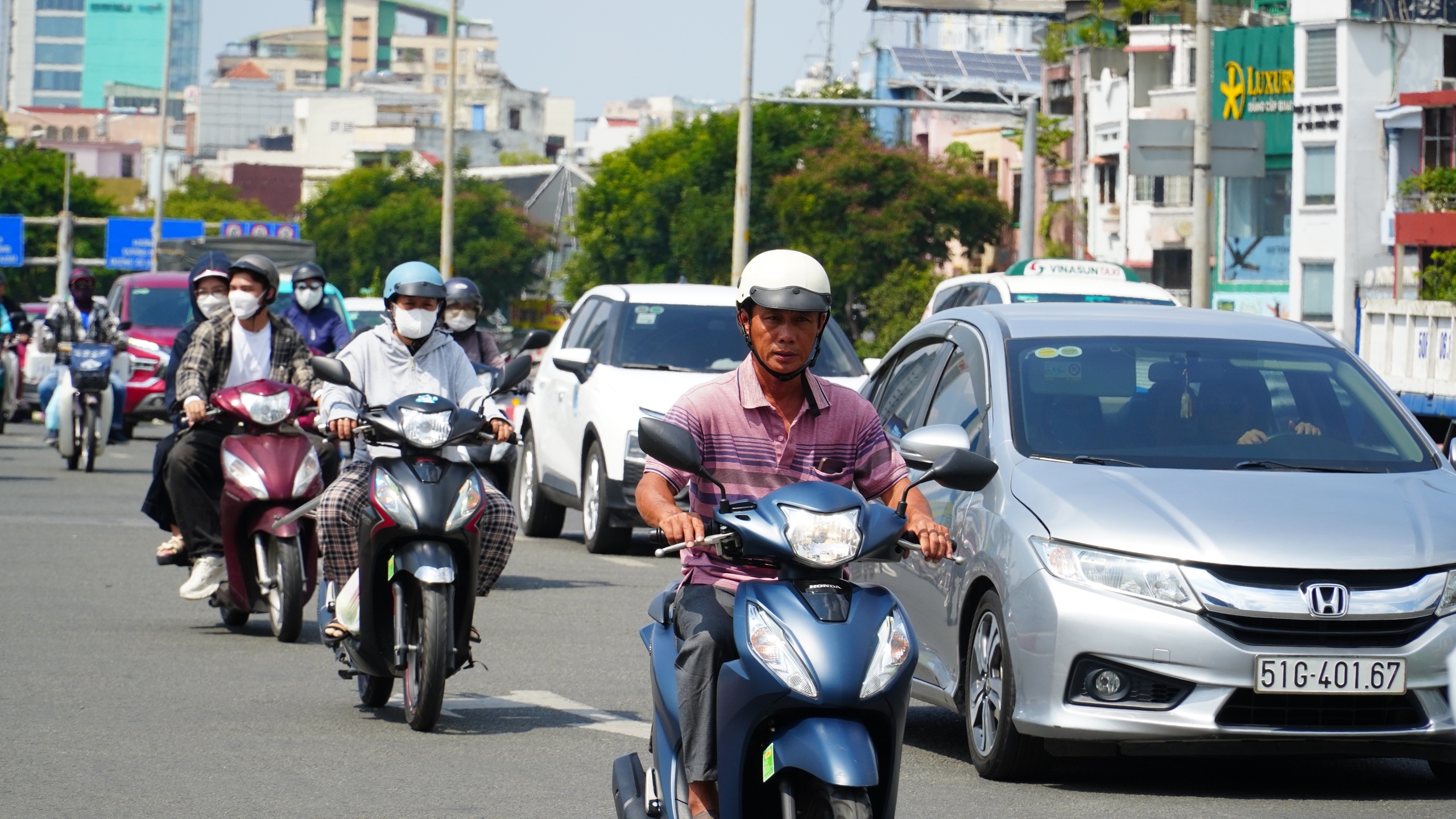 TP.HCM nắng nóng gay gắt trở lại, người dân mong nếu có mưa thì hãy mưa đều - Ảnh 1.