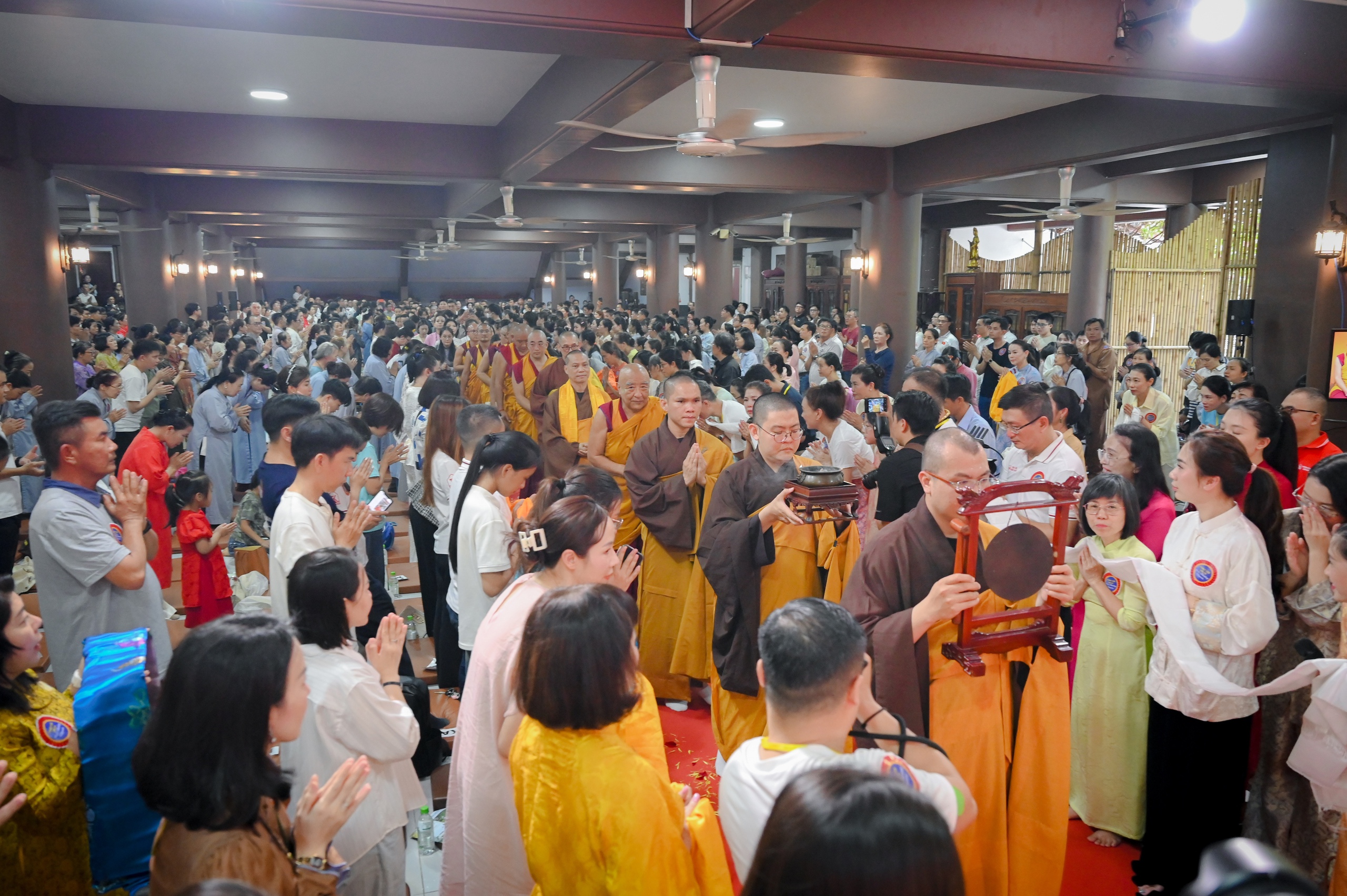 Vì sao hơn 1.000 người trẻ đến chùa nghe tôn sư Tây Tạng nói về chánh niệm? - Ảnh 1.