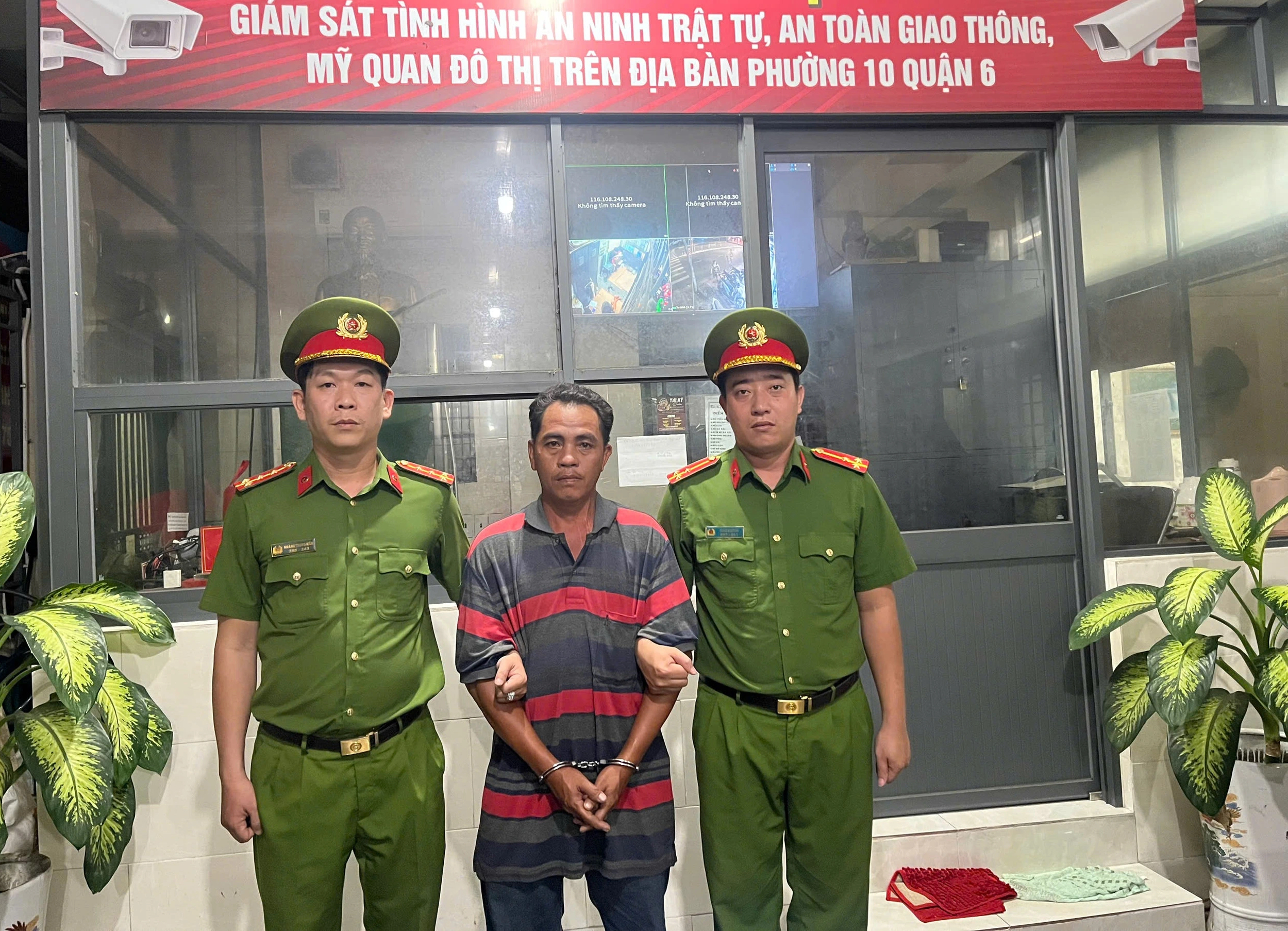 Tấn công CSGT TP.HCM để giúp anh trai vi phạm nồng độ cồn bỏ chạy- Ảnh 2. Tấn công CSGT TP.HCM để giúp anh trai vi phạm nồng độ cồn bỏ chạy- Ảnh 2.