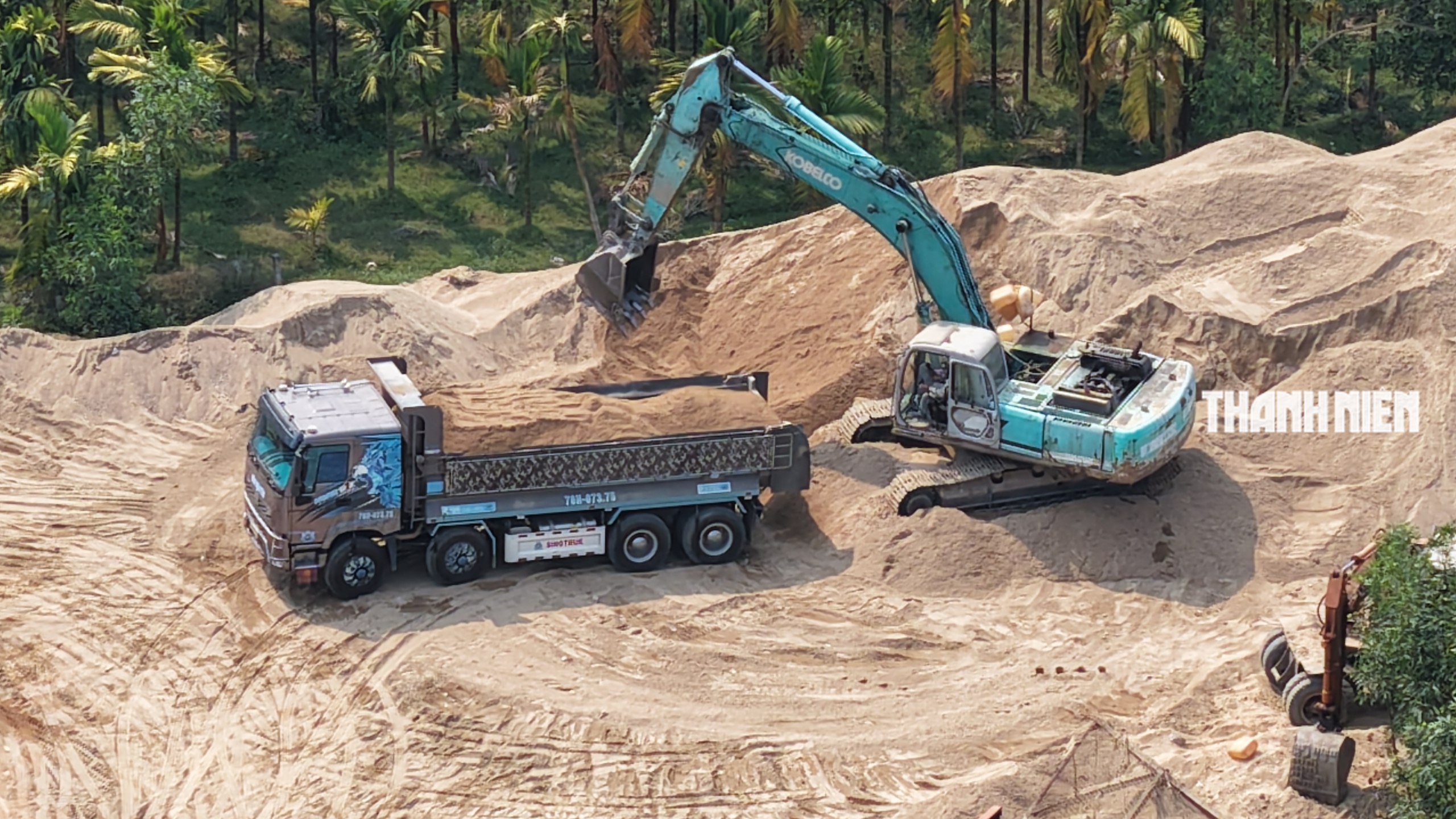 Bất thường hoạt động khai thác cát cạnh công trình thủy điện Trà Khúc 2- Ảnh 5. Bất thường hoạt động khai thác cát cạnh công trình thủy điện Trà Khúc 2- Ảnh 5.