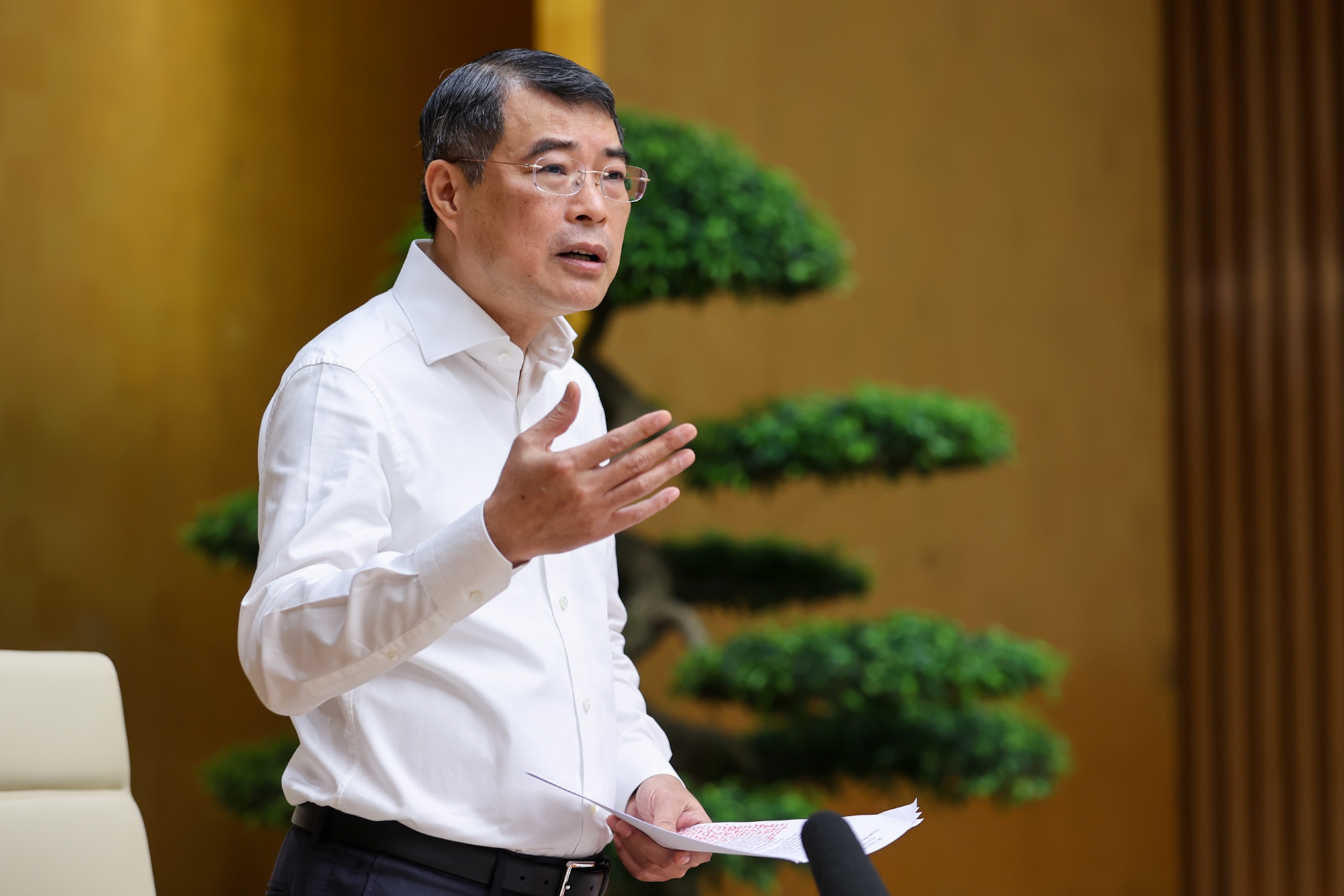Thủ tướng: 'Trao đổi trực tiếp chỉ mất một tiếng, phát văn bản cả tháng không xong' - Ảnh 1.