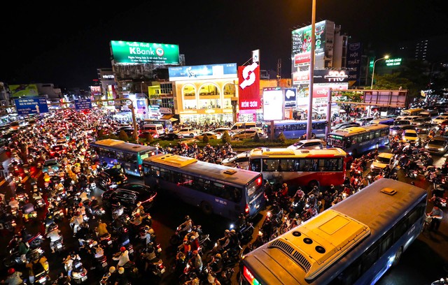 TP.HCM giao doanh nghiệp trong 3 th&aacute;ng nghi&ecirc;n cứu 'lột x&aacute;c' ng&atilde; tư H&agrave;ng Xanh - Ảnh 1.