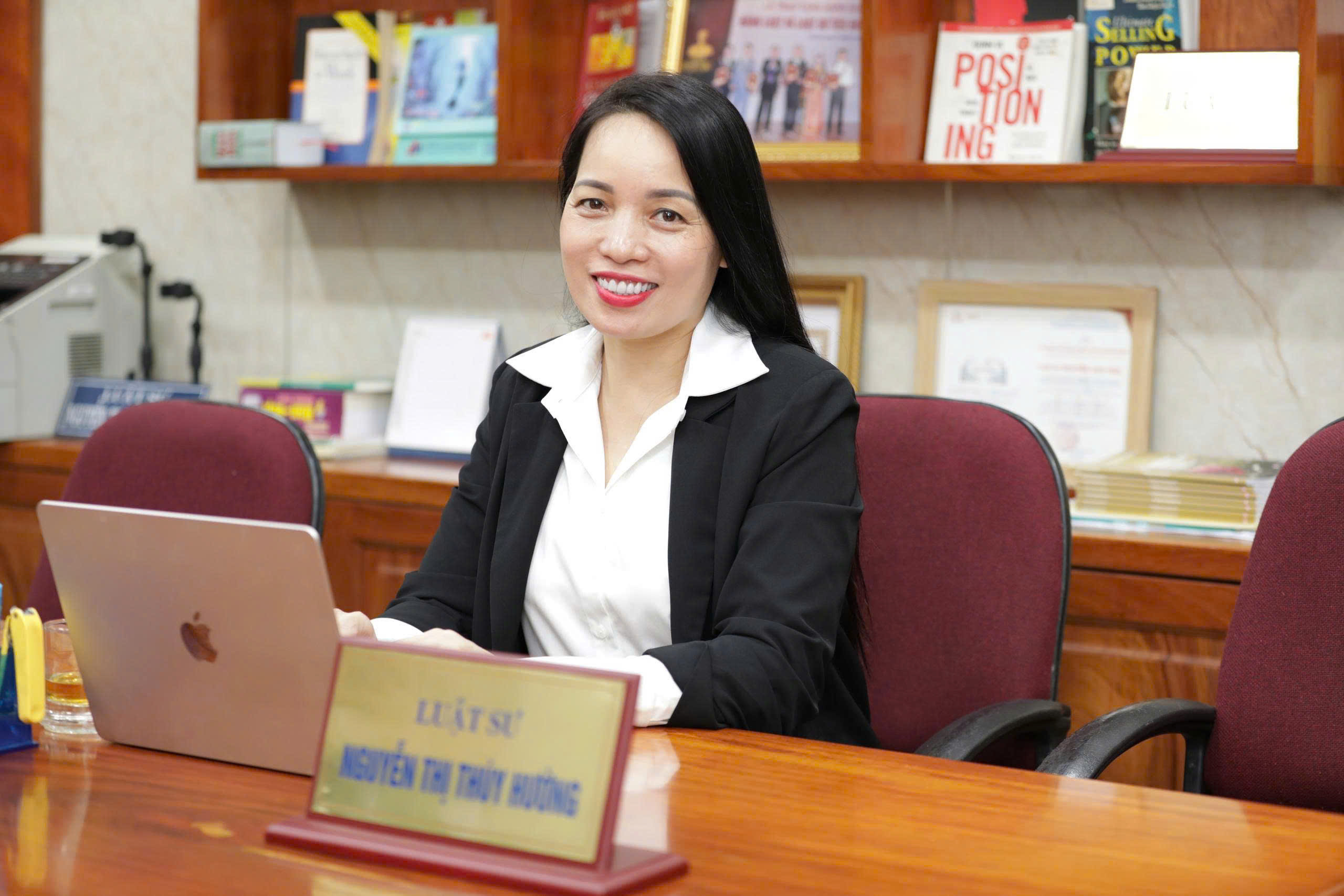 Vợ chì chiết, kiểm soát tiền để chồng lệ thuộc cũng là hành vi bạo lực - Ảnh 1.