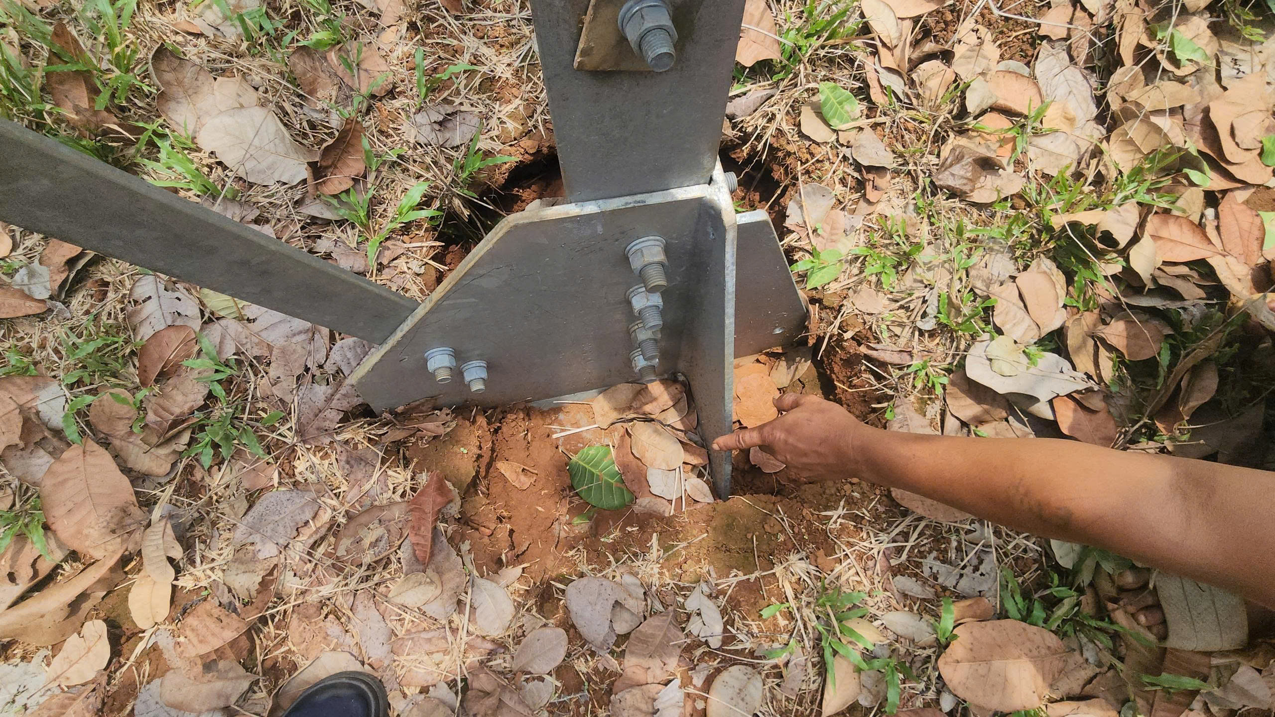 Đồng Nai: Trụ điện 110kV không có đai ốc ngã đổ gây bất an- Ảnh 10. Đồng Nai: Trụ điện 110kV không có đai ốc ngã đổ gây bất an- Ảnh 10.