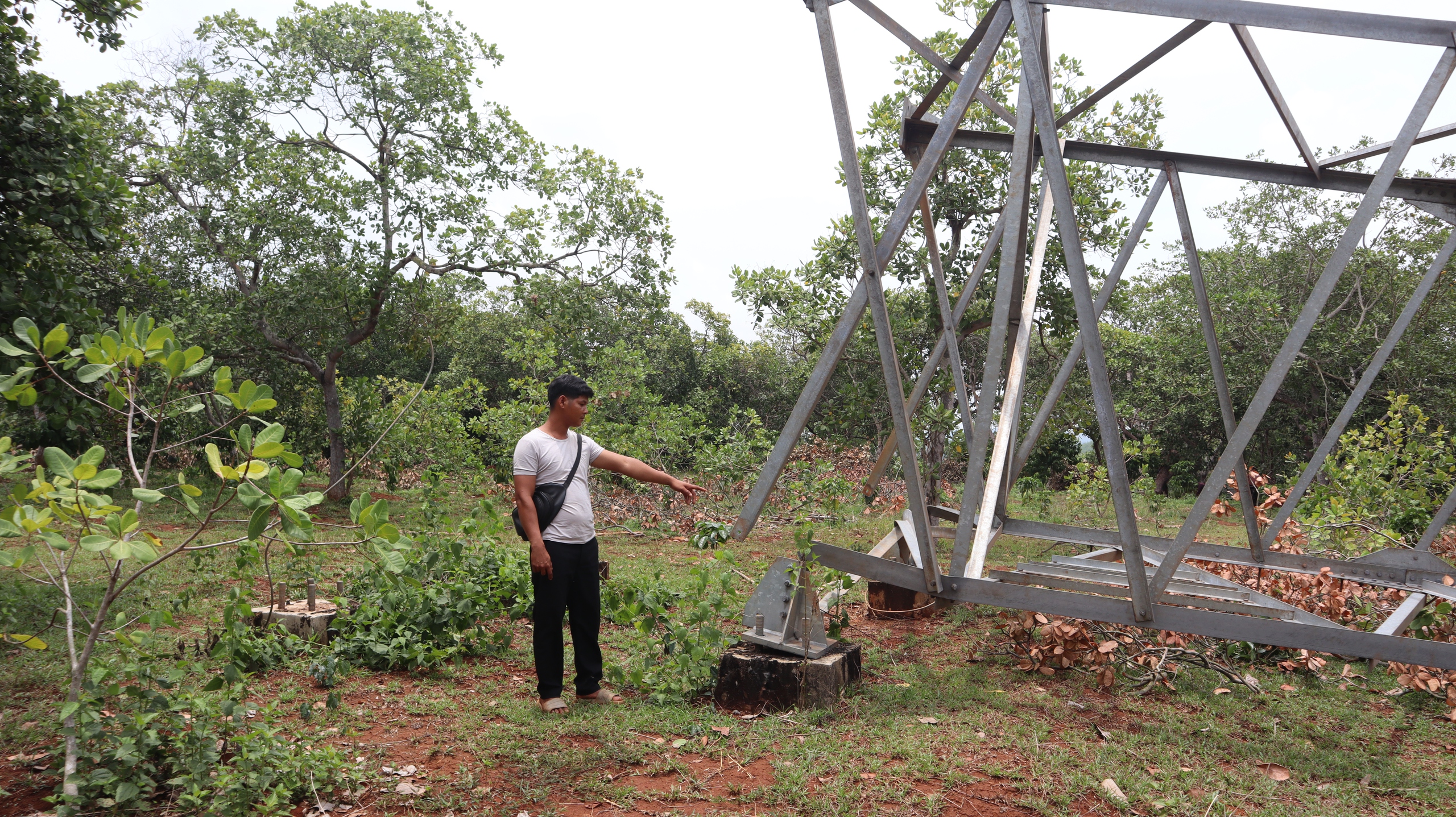 Đồng Nai: Trụ điện 110kV không có đai ốc ngã đổ gây bất an- Ảnh 2. Đồng Nai: Trụ điện 110kV không có đai ốc ngã đổ gây bất an- Ảnh 2.