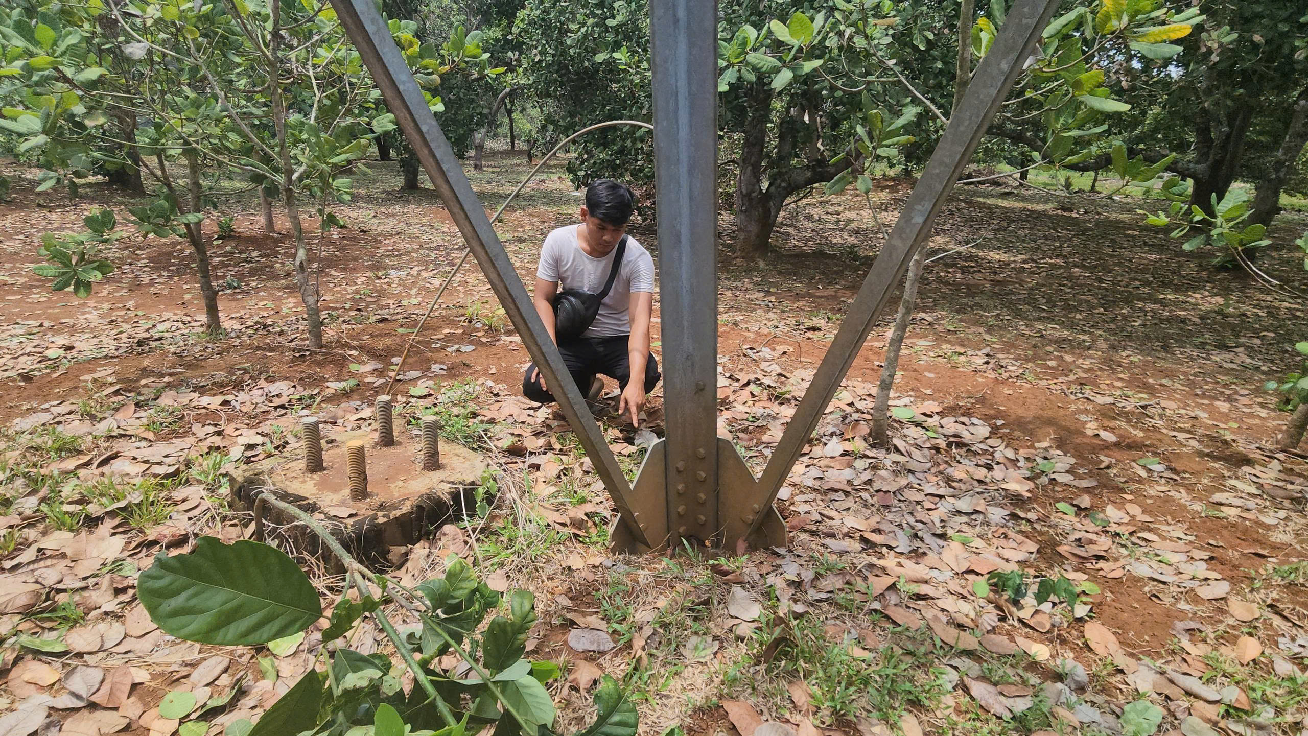 Đồng Nai: Trụ điện 110kV không có đai ốc ngã đổ gây bất an- Ảnh 9. Đồng Nai: Trụ điện 110kV không có đai ốc ngã đổ gây bất an- Ảnh 9.