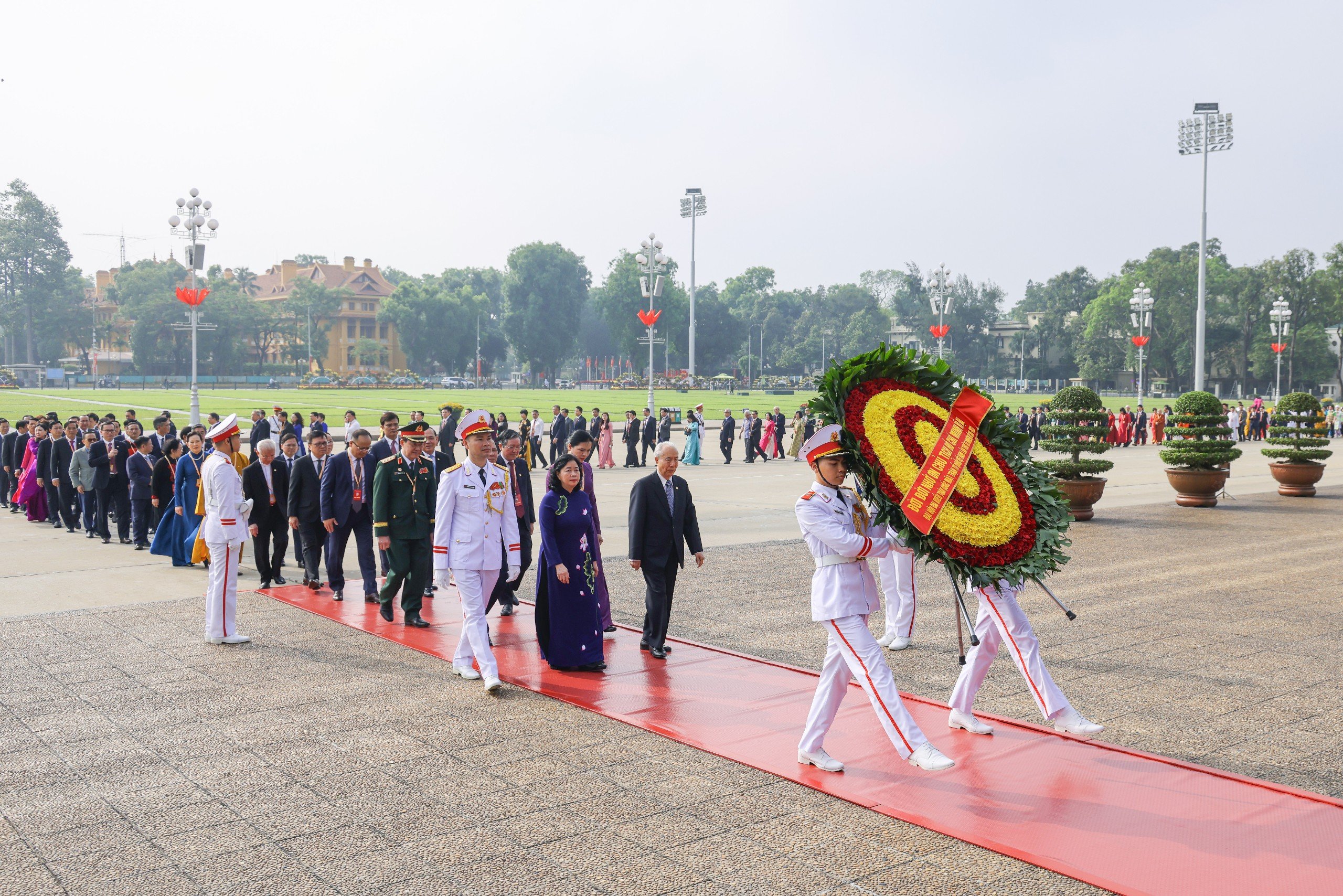 Đo&agrave;n đại biểu dự Đại hội MTTQ lần thứ XI v&agrave;o Lăng viếng Chủ tịch Hồ Ch&iacute; Minh- Ảnh 1.