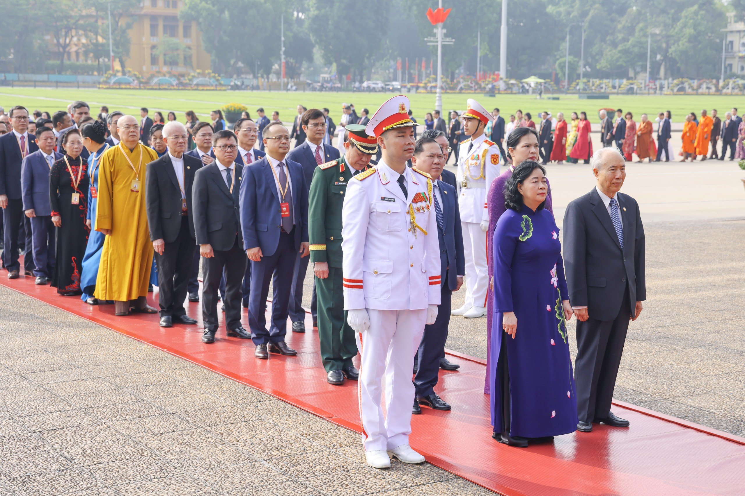 Đo&agrave;n đại biểu dự Đại hội MTTQ lần thứ XI v&agrave;o Lăng viếng Chủ tịch Hồ Ch&iacute; Minh- Ảnh 2.