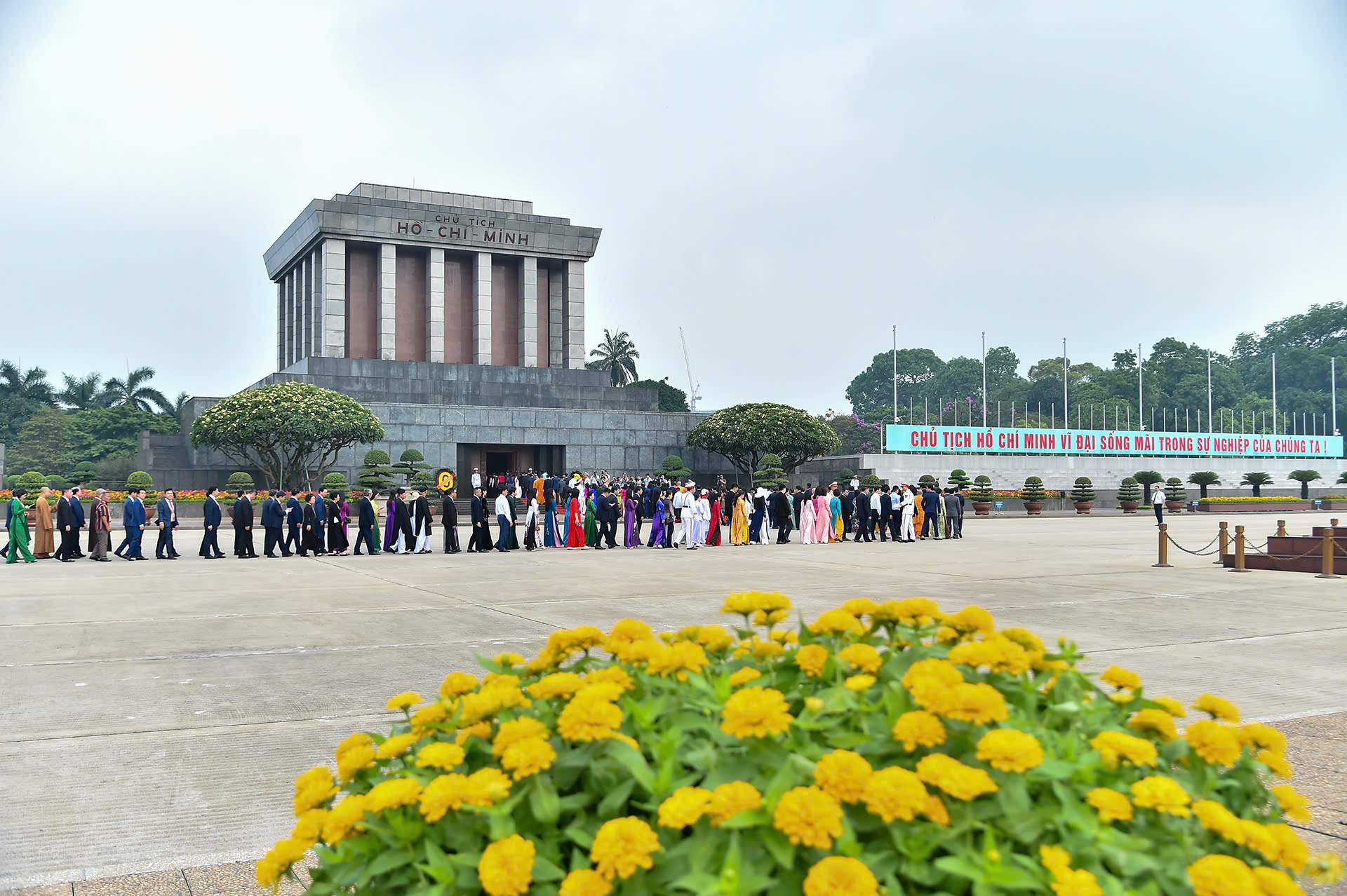 Đo&agrave;n đại biểu dự Đại hội MTTQ lần thứ XI v&agrave;o Lăng viếng Chủ tịch Hồ Ch&iacute; Minh- Ảnh 5.
