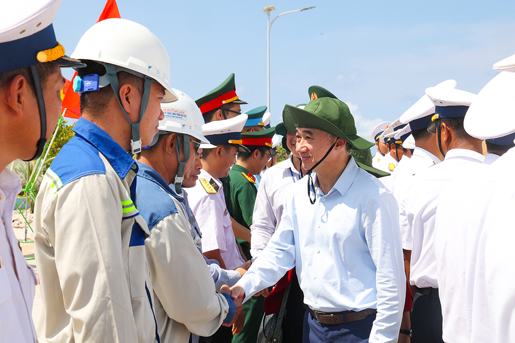 Sẽ hoàn thiện quy định đãi ngộ đặc thù cho lực lượng y tế công tác ở hải đảo 10 Sẽ hoàn thiện quy định đãi ngộ đặc thù cho lực lượng y tế - Ảnh 1.