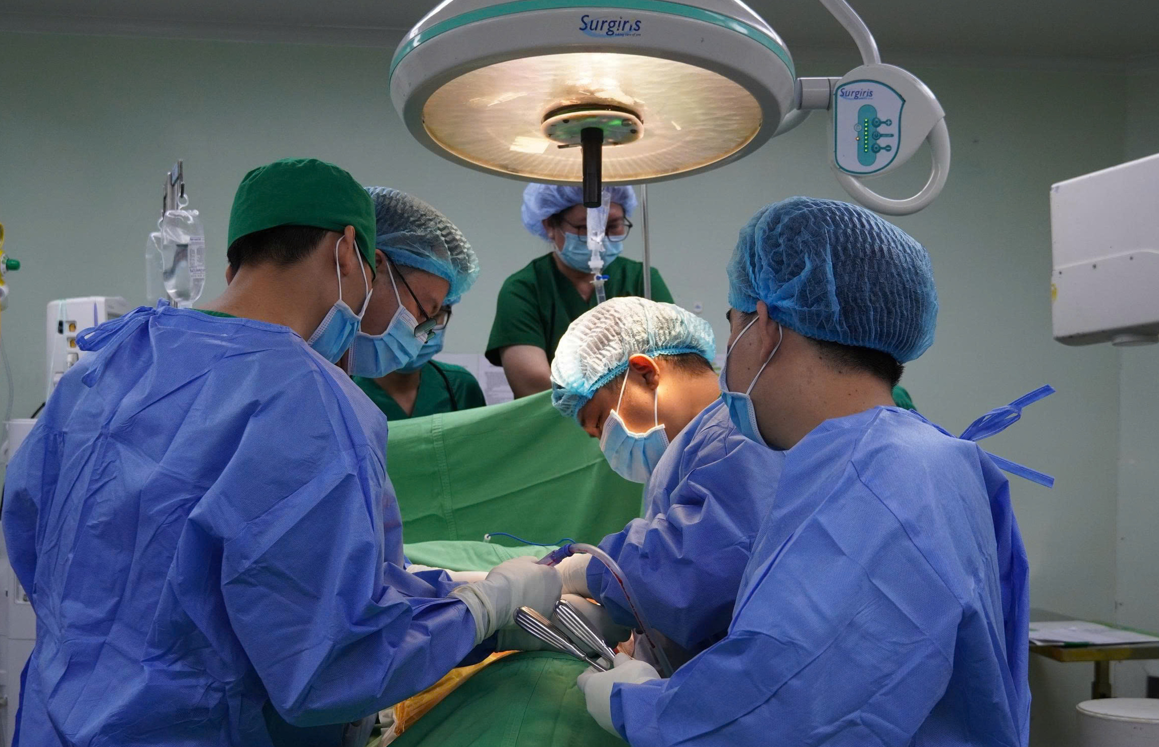 Hy hữu: Tự bắn thủng bụng mình khi dùng máy bắn đinh - Ảnh 3.