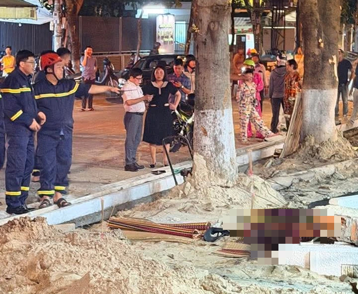 Đà Nẵng: Tường quán cà phê đổ, đè chết nam công nhân đang thi công vỉa hè
- Ảnh 1. Đà Nẵng: Tường quán cà phê đổ, đè chết nam công nhân đang thi công vỉa hè
- Ảnh 1.