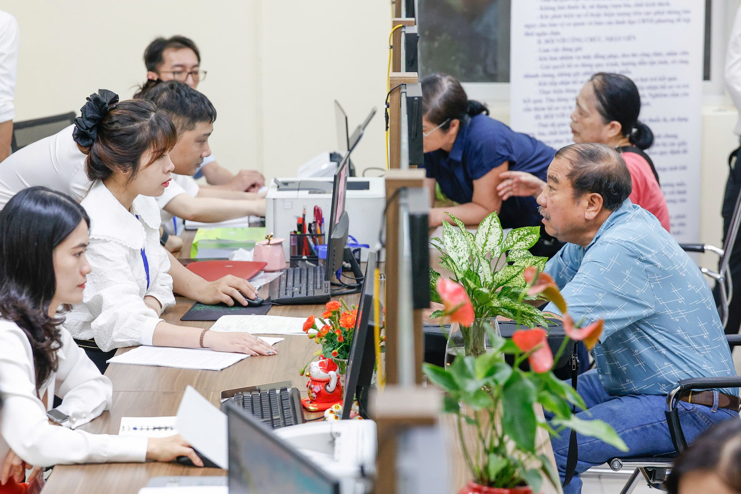 Phiền hà khi làm thủ tục hành chính tăng nhẹ ở nhiều địa phương - Ảnh 1.