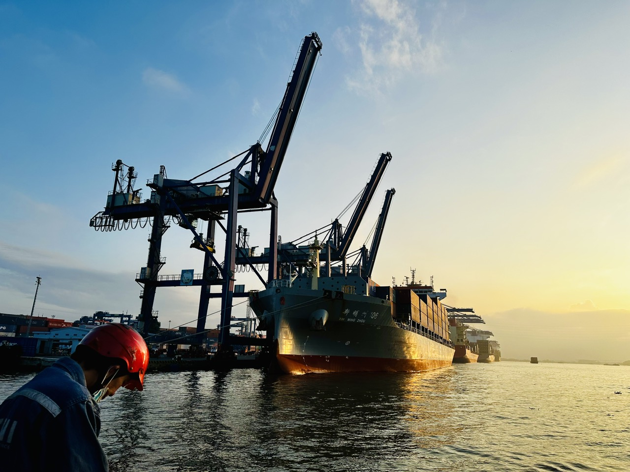 Cước tàu biển bất ngờ tăng - Ảnh 1.