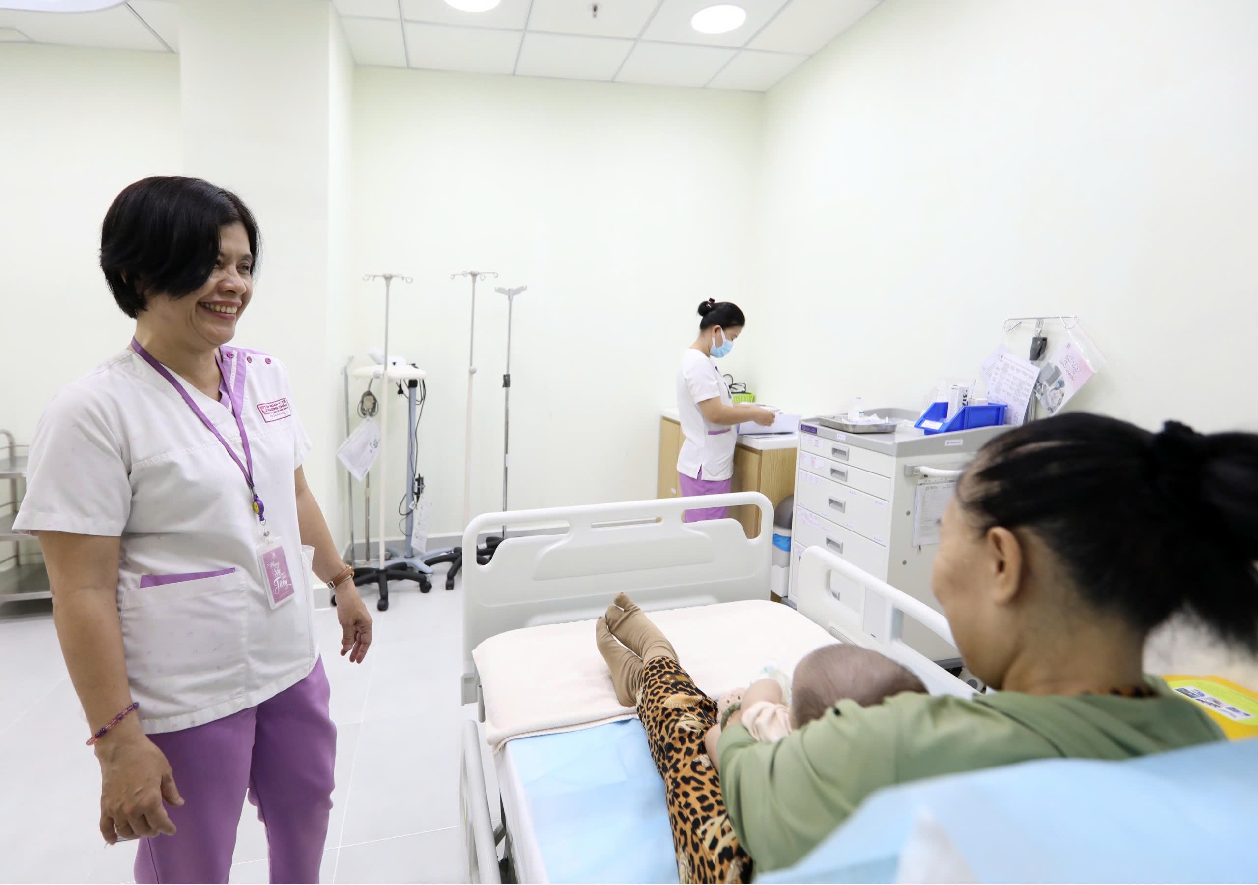 Điều dưỡng Nguyễn Thanh Giang: 'Thấy em bé cười là động lực tôi theo nghề 30 năm' - Ảnh 1.