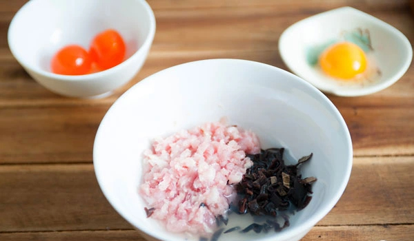 Trứng vịt hấp thịt heo làm 112 người ngộ độc thực phẩm tại Trường Đặng Thùy Trâm - Ảnh 2.
