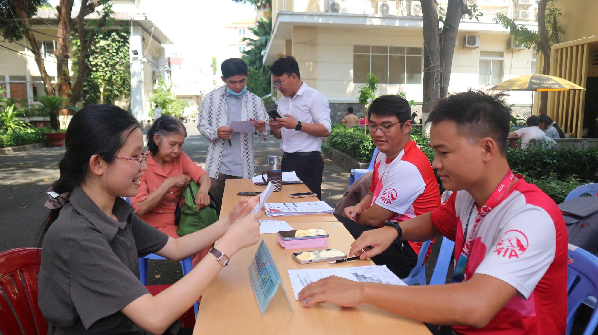 Nhiều việc l&agrave;m lương cao đang cần tuyển gấp- Ảnh 2.
