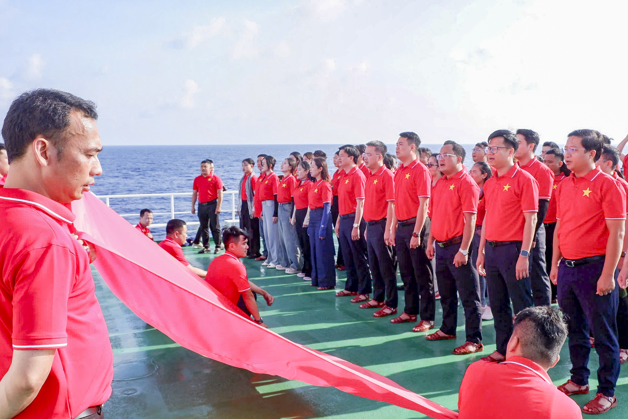 Thi&ecirc;ng li&ecirc;ng lễ ch&agrave;o cờ nơi đầu s&oacute;ng ngọn gi&oacute; Trường Sa - Ảnh 3.