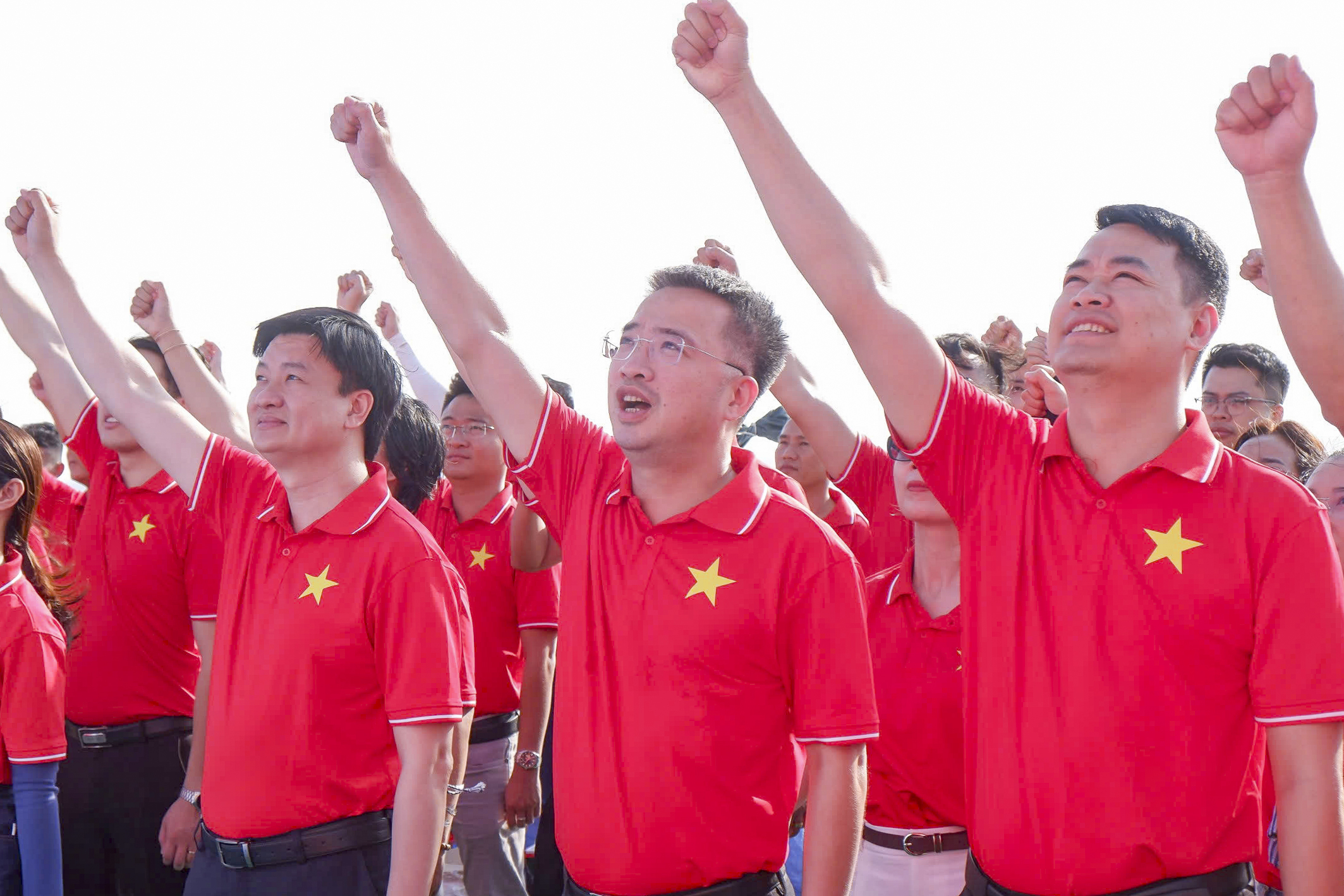 Thi&ecirc;ng li&ecirc;ng lễ ch&agrave;o cờ nơi đầu s&oacute;ng ngọn gi&oacute; Trường Sa - Ảnh 2.