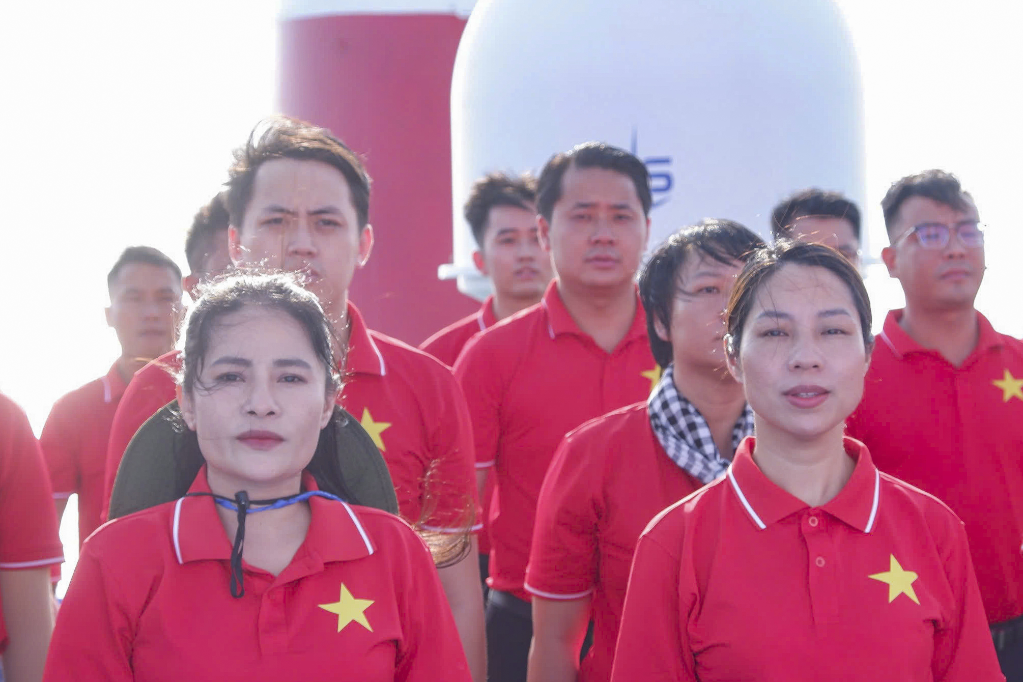 Thi&ecirc;ng li&ecirc;ng lễ ch&agrave;o cờ nơi đầu s&oacute;ng ngọn gi&oacute; Trường Sa - Ảnh 5.