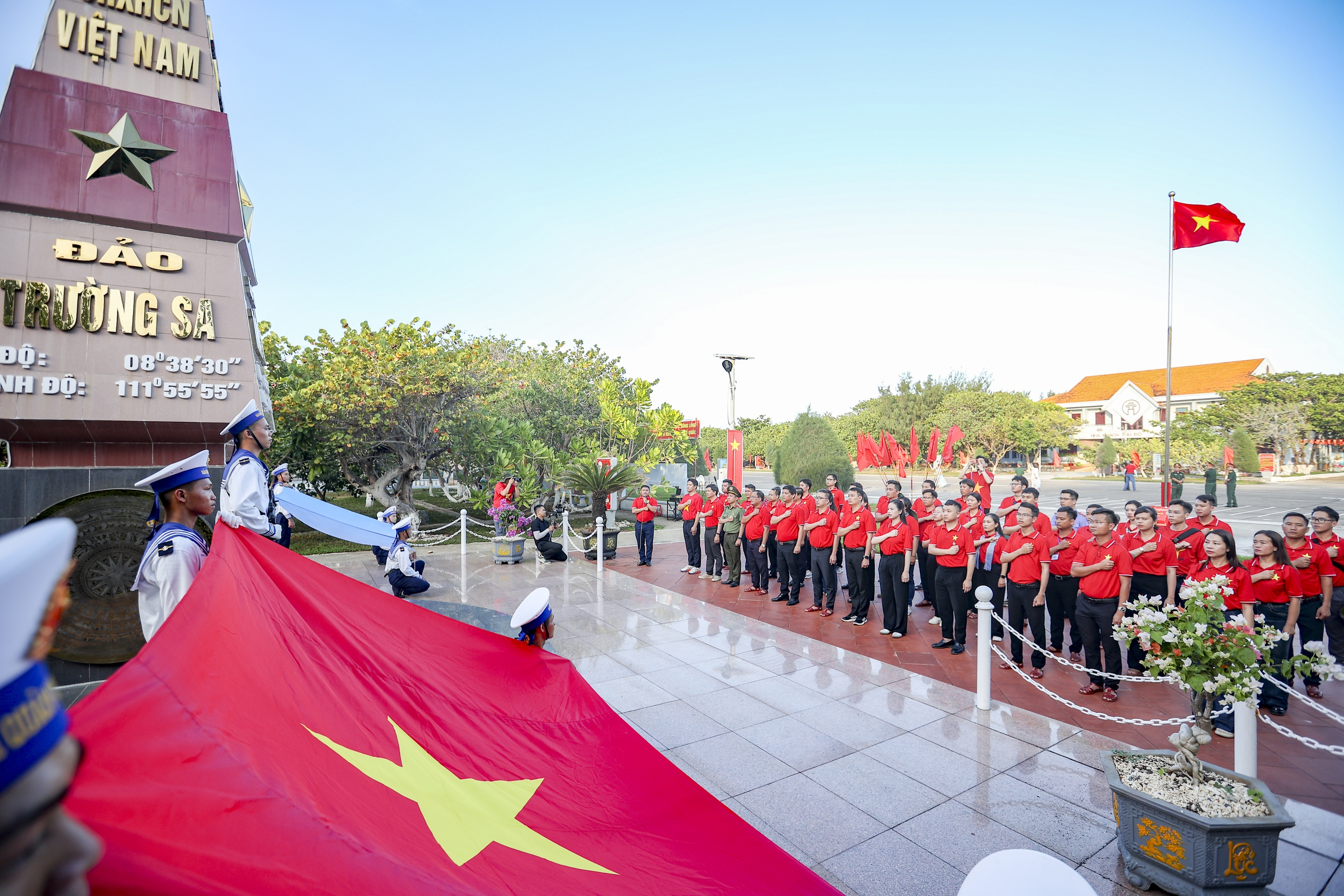 Thi&ecirc;ng li&ecirc;ng lễ ch&agrave;o cờ nơi đầu s&oacute;ng ngọn gi&oacute; Trường Sa - Ảnh 7.