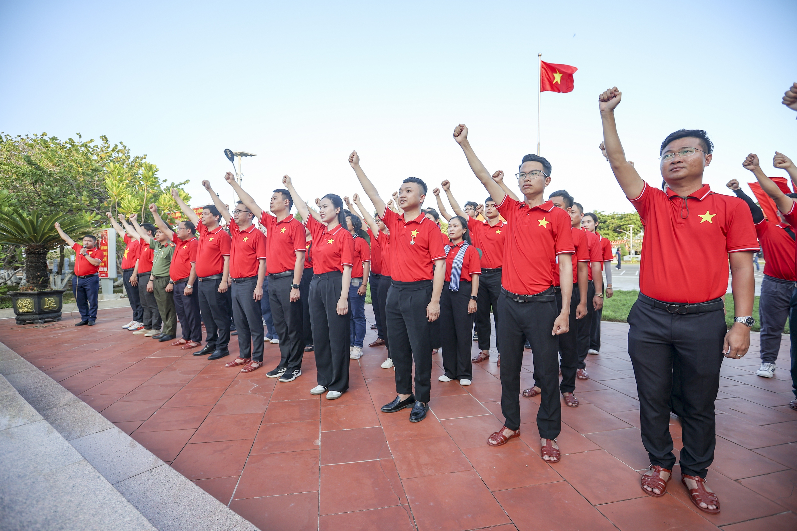 Thi&ecirc;ng li&ecirc;ng lễ ch&agrave;o cờ nơi đầu s&oacute;ng ngọn gi&oacute; Trường Sa - Ảnh 9.