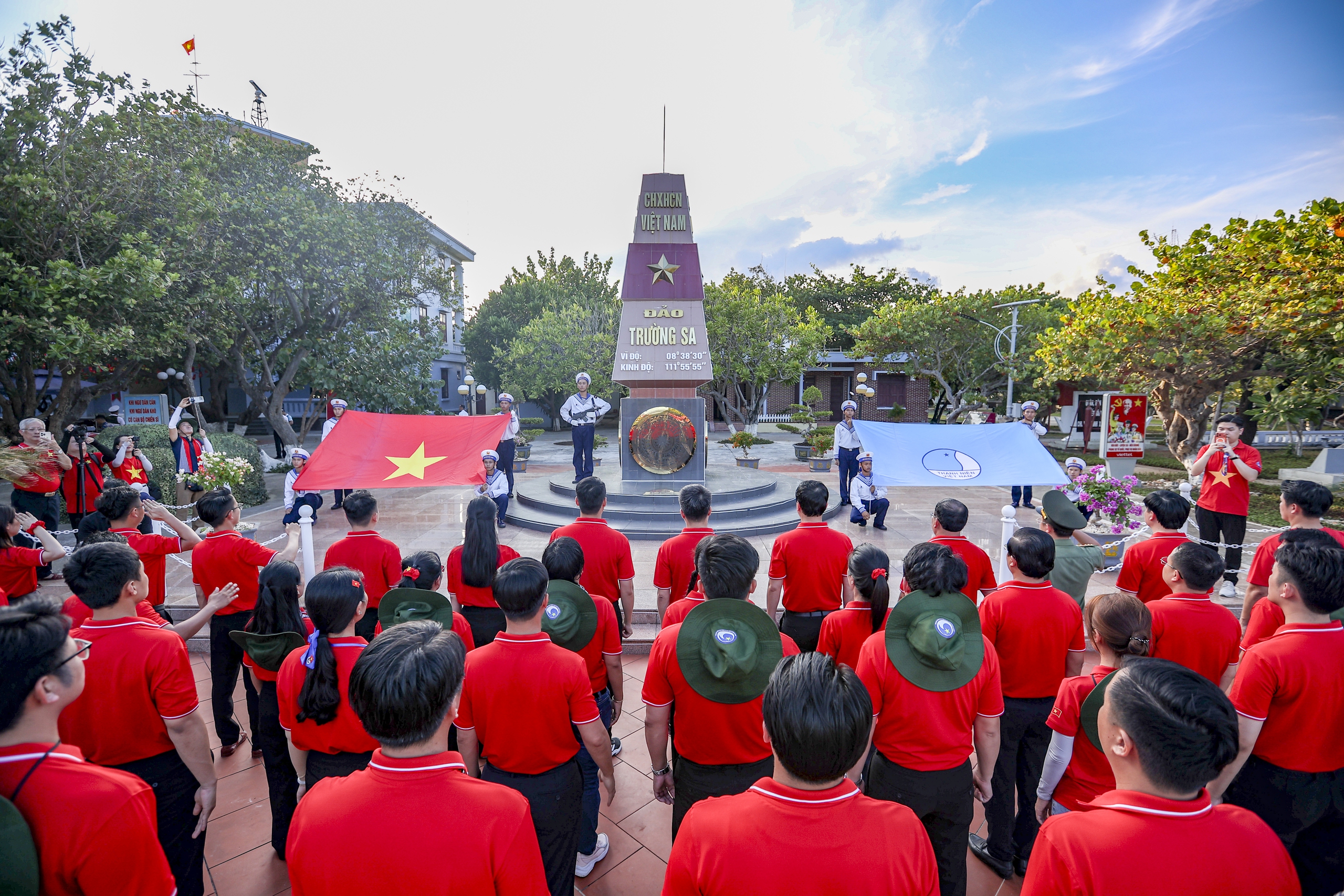 Thi&ecirc;ng li&ecirc;ng lễ ch&agrave;o cờ nơi đầu s&oacute;ng ngọn gi&oacute; Trường Sa - Ảnh 6.