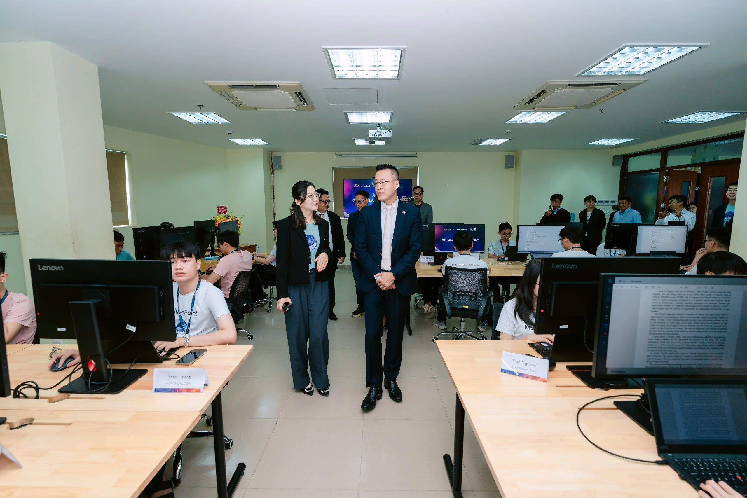 M&ocirc; h&igrave;nh '3 nh&agrave;' với AI Lab UIT: Chiến lược đ&oacute;n đầu kỷ nguy&ecirc;n Gen AI - Ảnh 1.