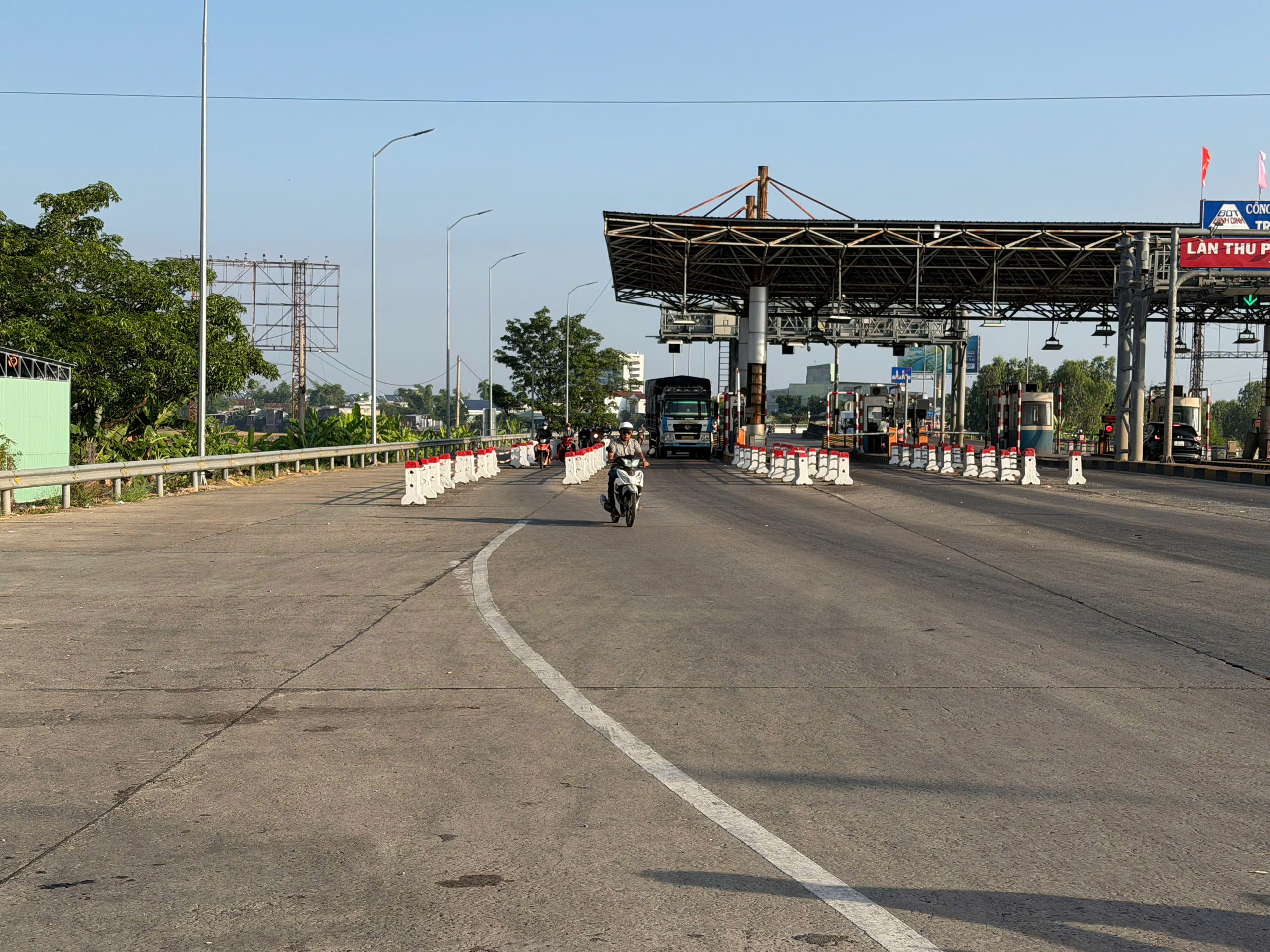Lái xe máy chở 3, học sinh lớp 9 tông barie trạm thu phí tử vong- Ảnh 2. Lái xe máy chở 3, học sinh lớp 9 tông barie trạm thu phí tử vong- Ảnh 2.